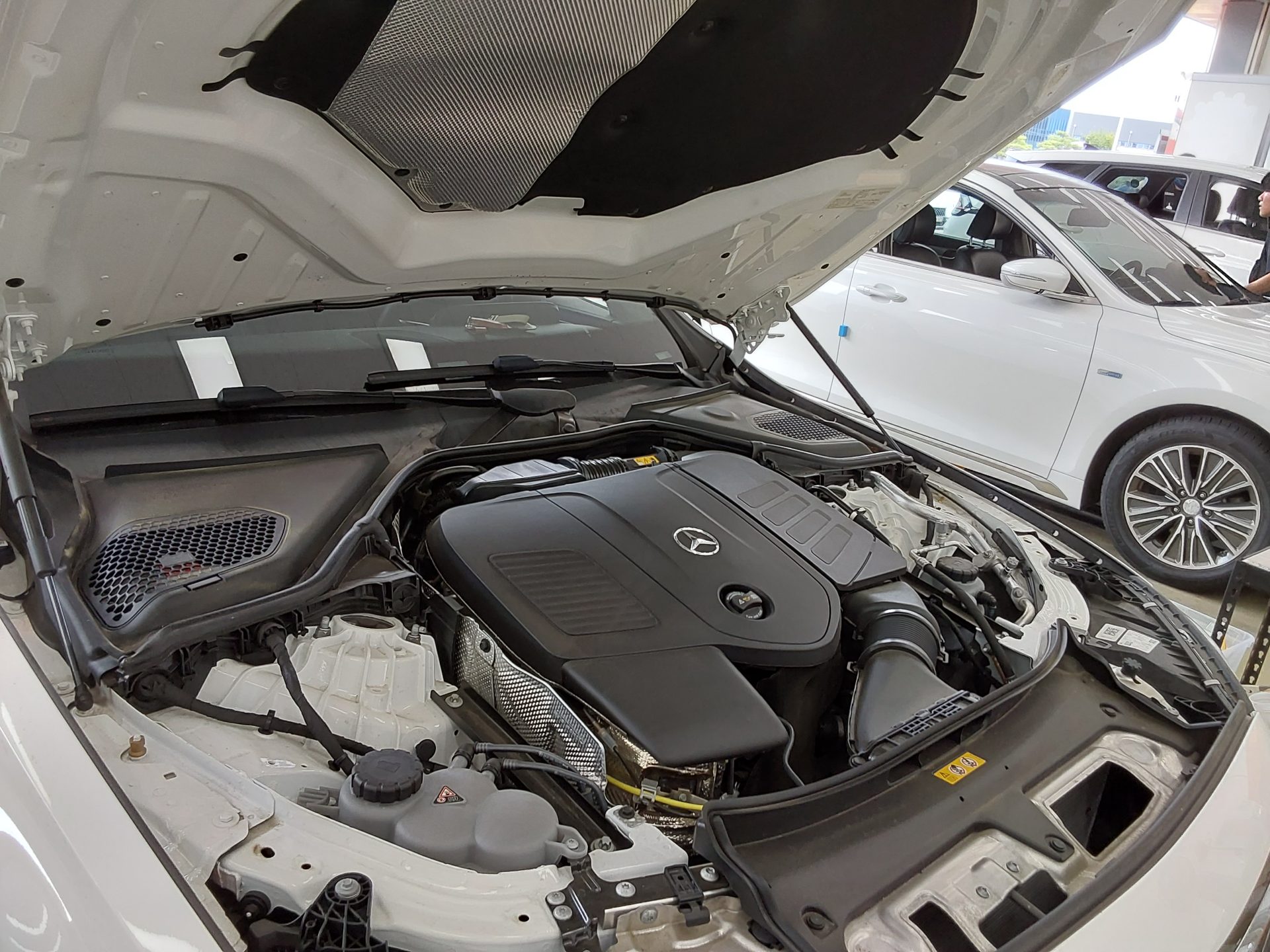مرسيدس بنز E Class (6Th Gen) E200 Avantgarde ليميتد 2025 E200