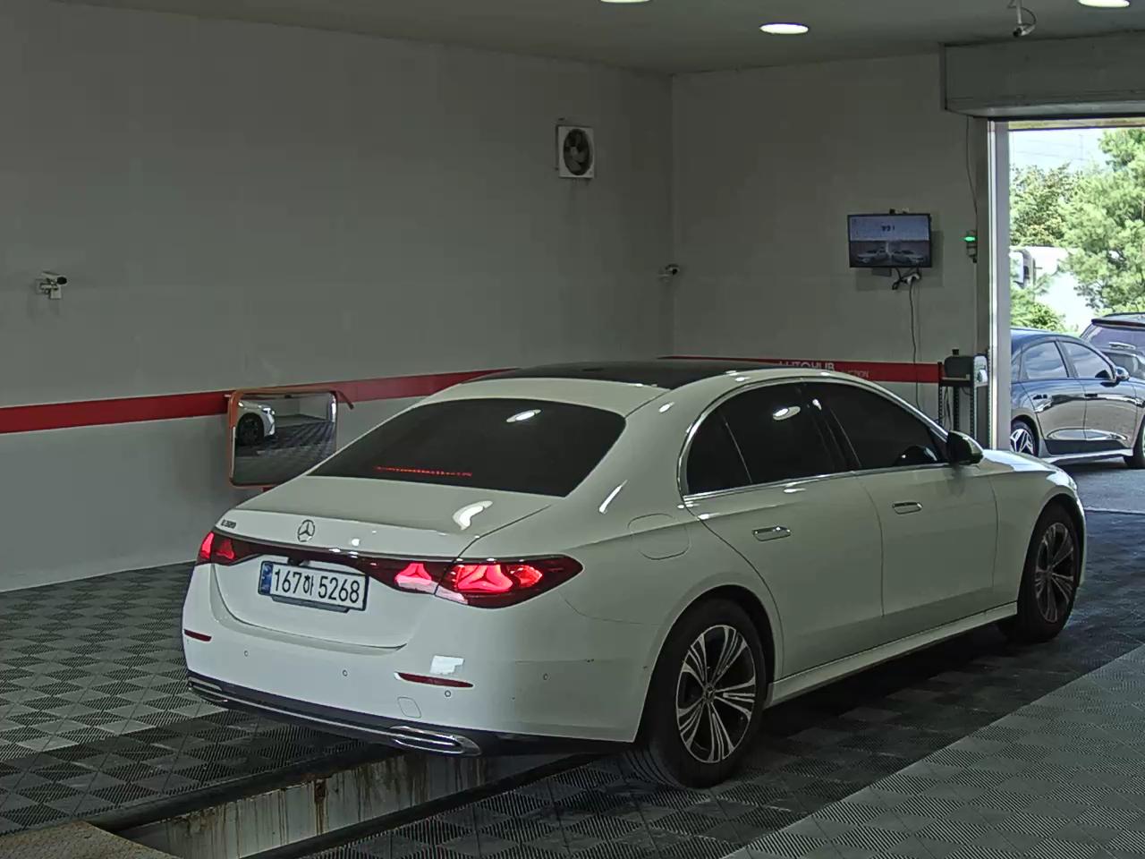 مرسيدس بنز E Class (6Th Gen) E200 Avantgarde ليميتد 2025 E200