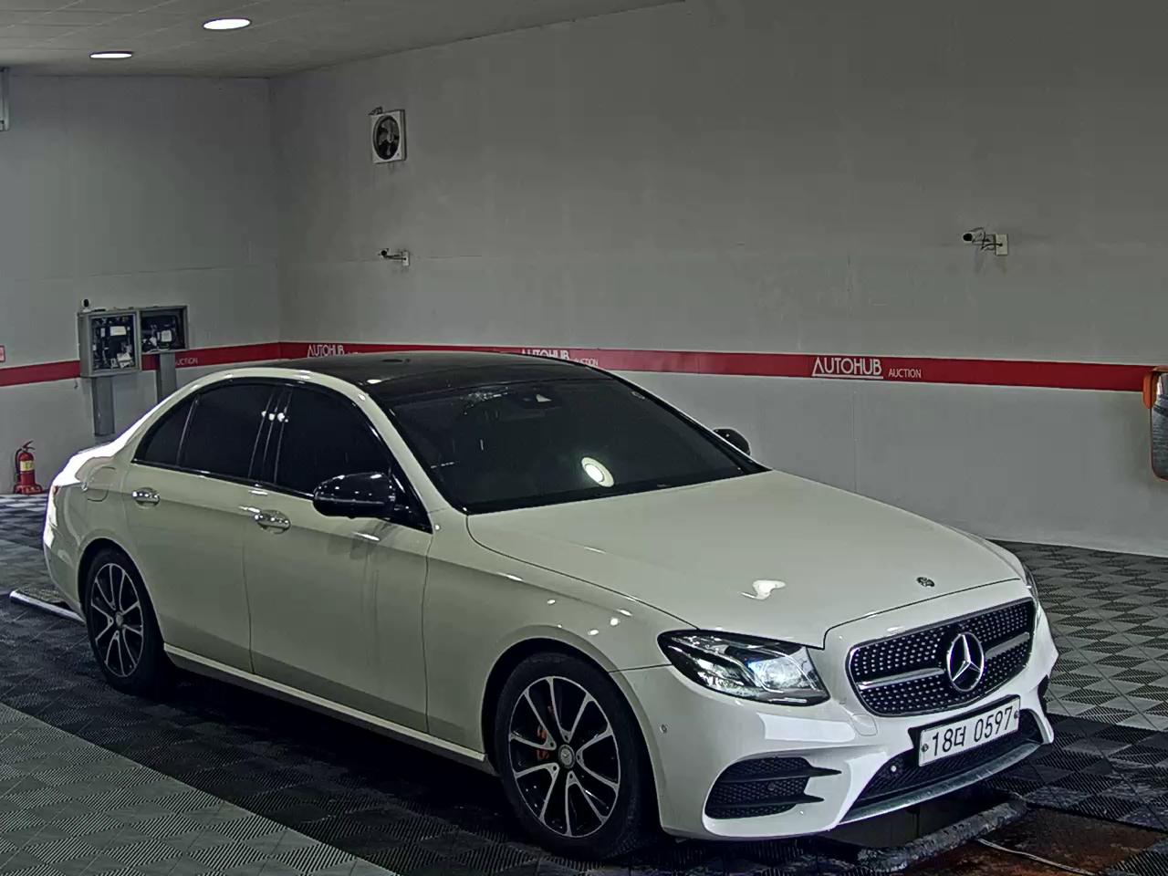 مرسيدس بنز E Class (5Th Gen) E300 Avantgarde Night Pack 2017 E300
