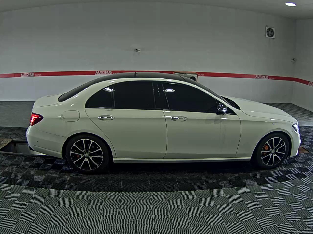 مرسيدس بنز E Class (5Th Gen) E300 Avantgarde Night Pack 2017 E300