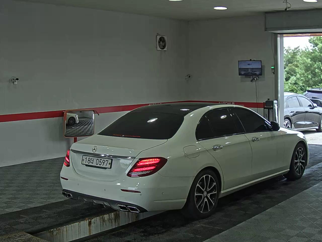 مرسيدس بنز E Class (5Th Gen) E300 Avantgarde Night Pack 2017 E300