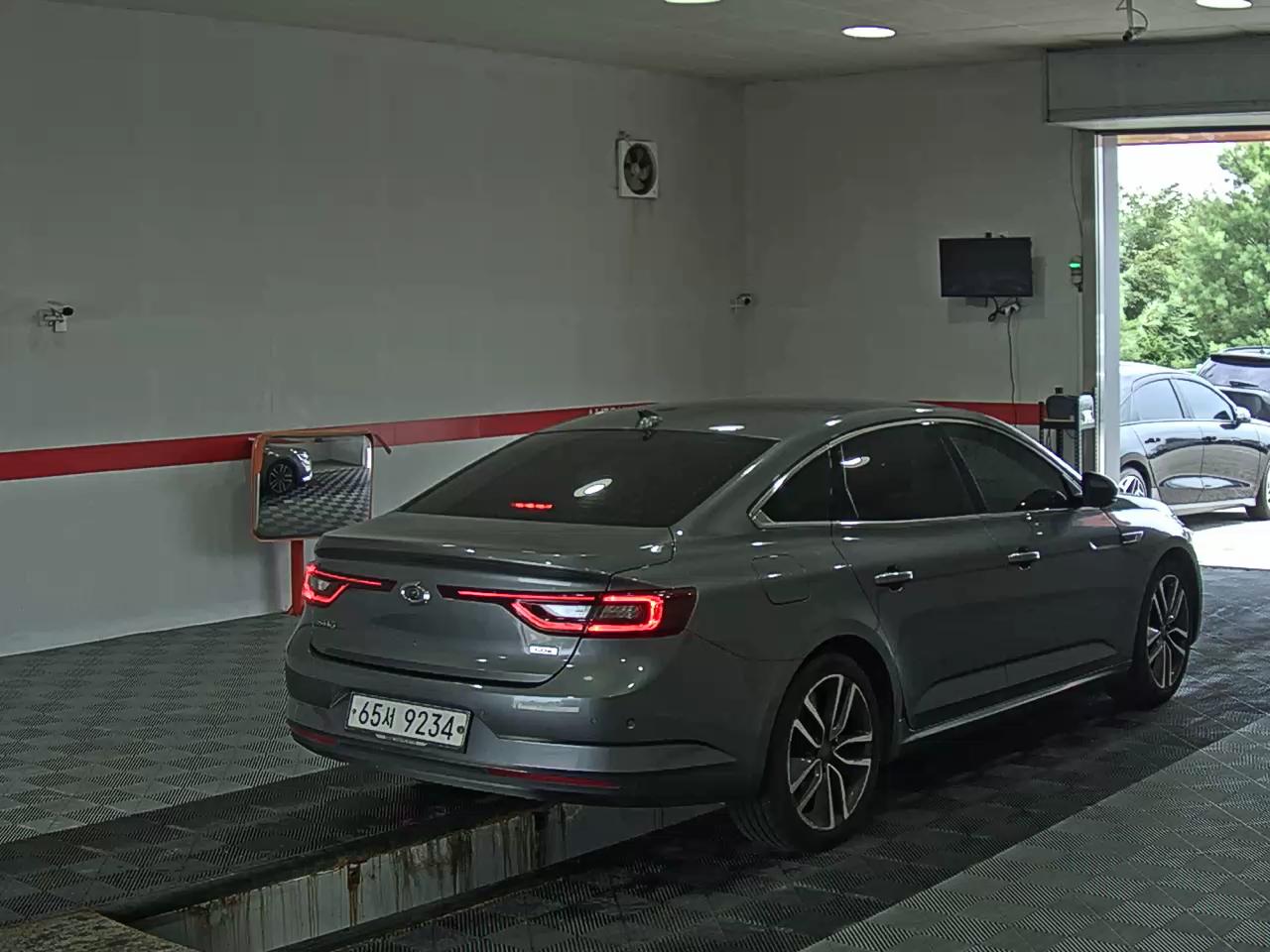 2016 - renault sm6