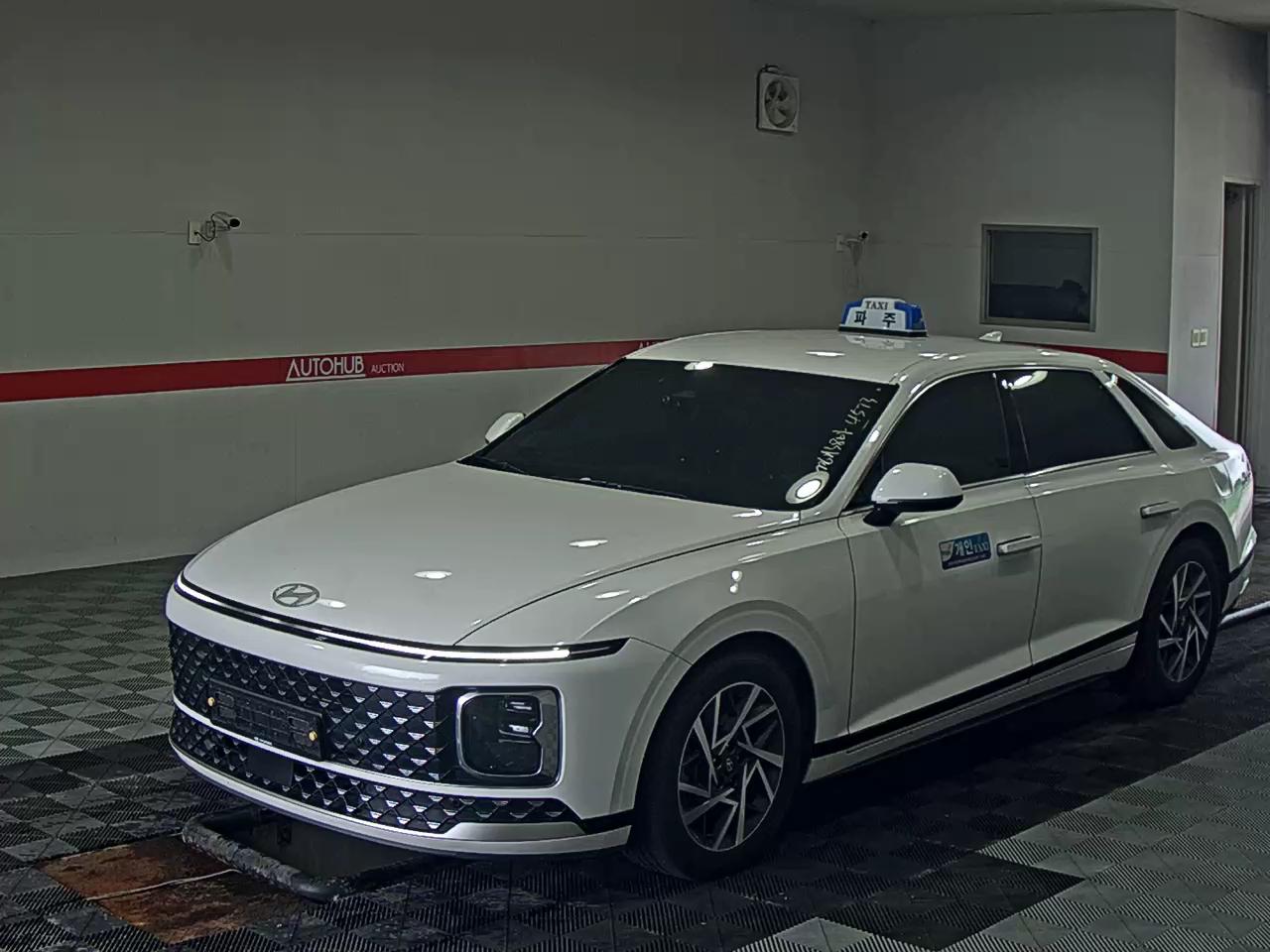 HYUNDAI THE ALL NEW GRANDEUR LPi COMMERCIAL PREMIUM MODEL