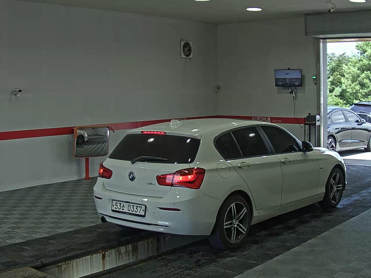 بي إم دبليو 1 Series (2Nd Gen) 5 أبواب 118D Sport Line 2016 SPORT LINE