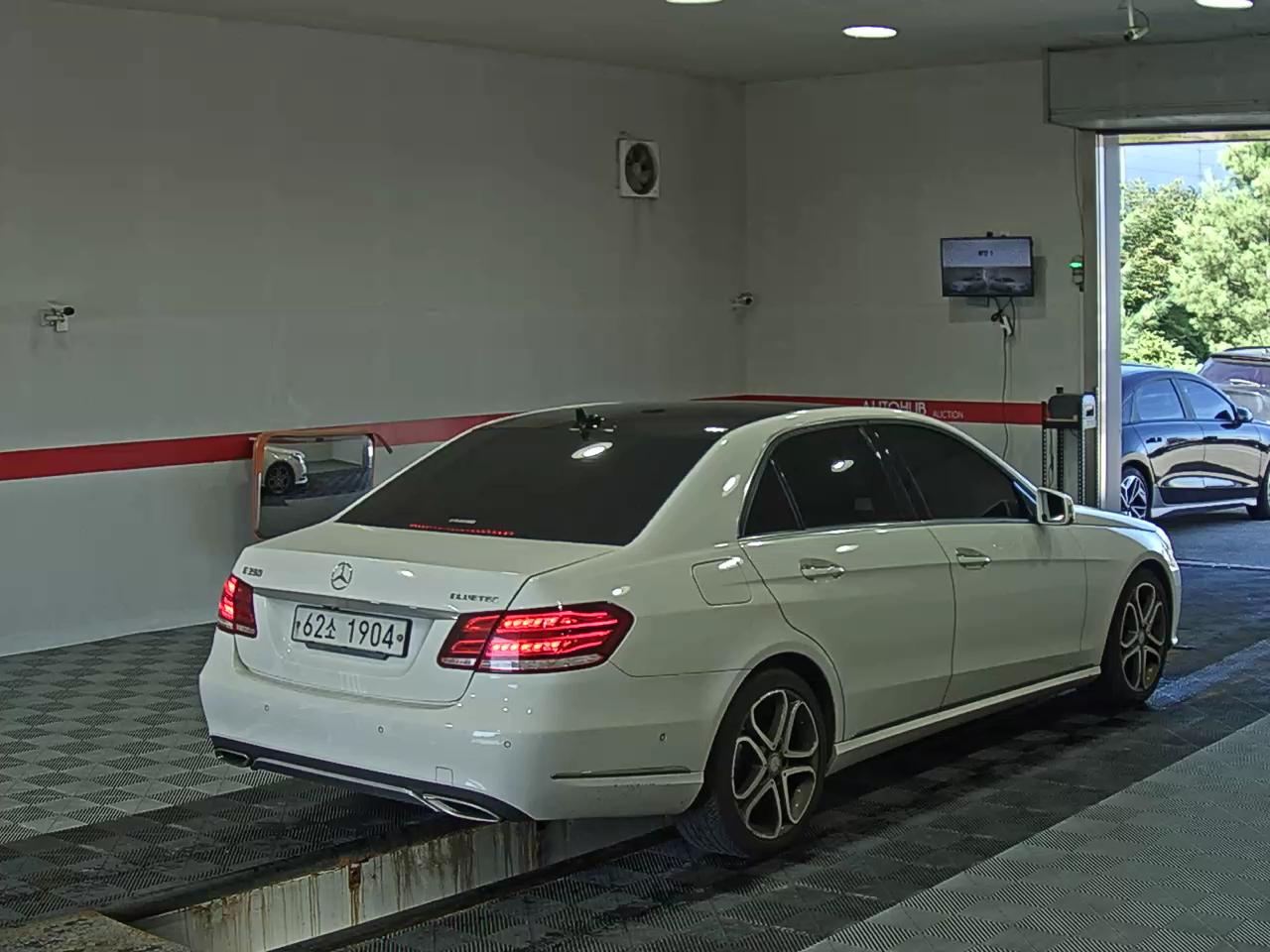 مرسيدس بنز E Class (4Th Gen) E250 Cdi Bluetec فورماتيك Avantgarde 2015 4MATIC