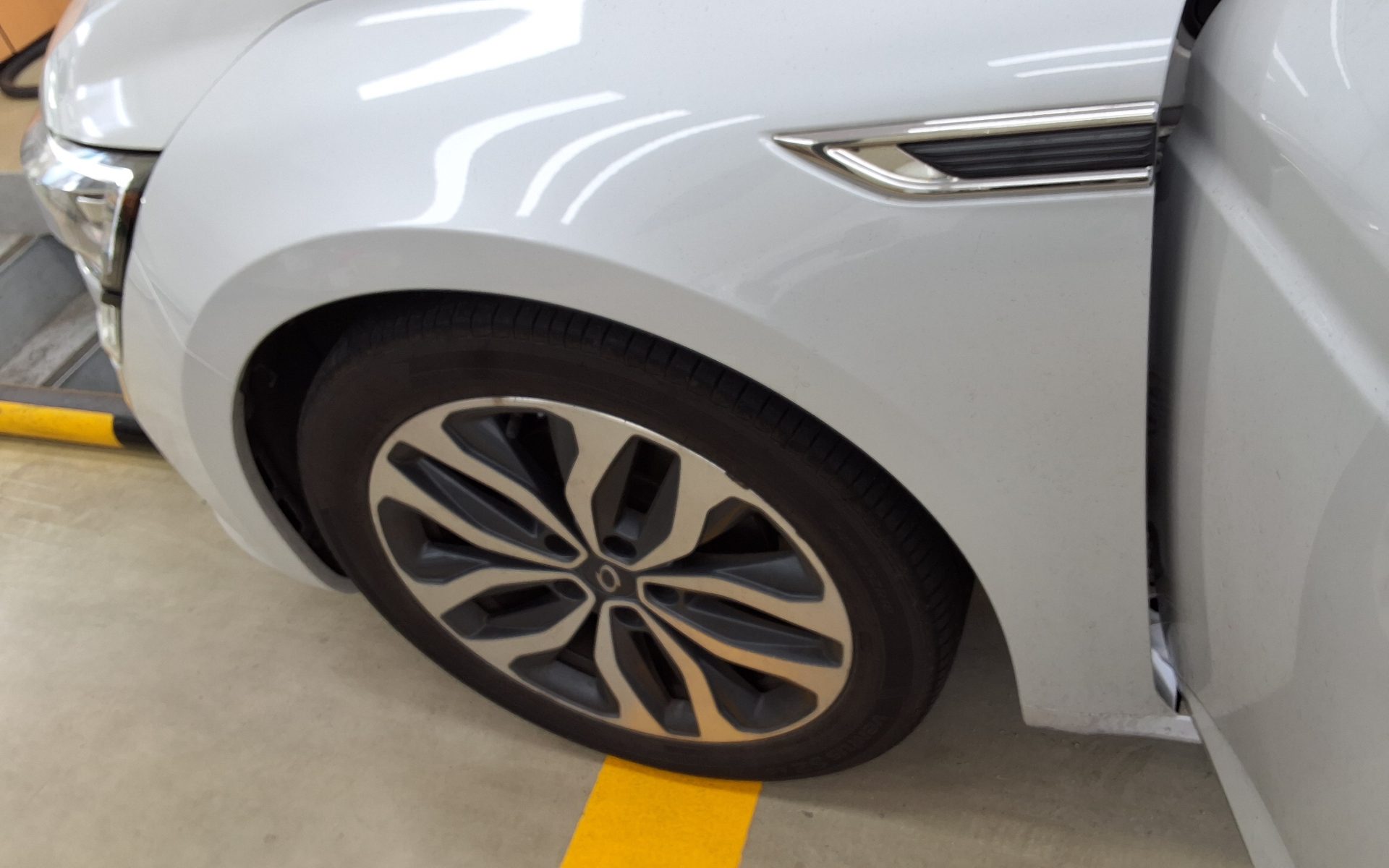 2016 - renault sm6