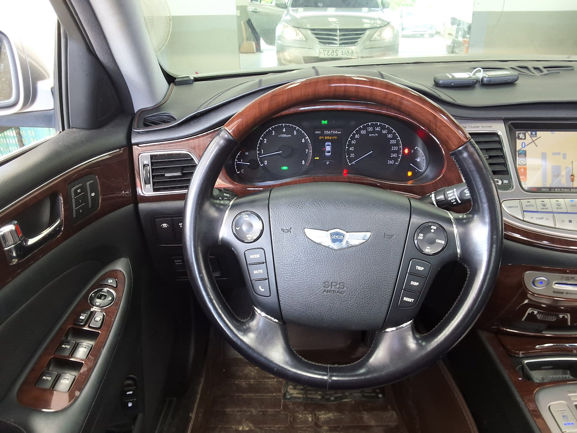 هيونداي جينيسيس Bh 380 Royal 2010