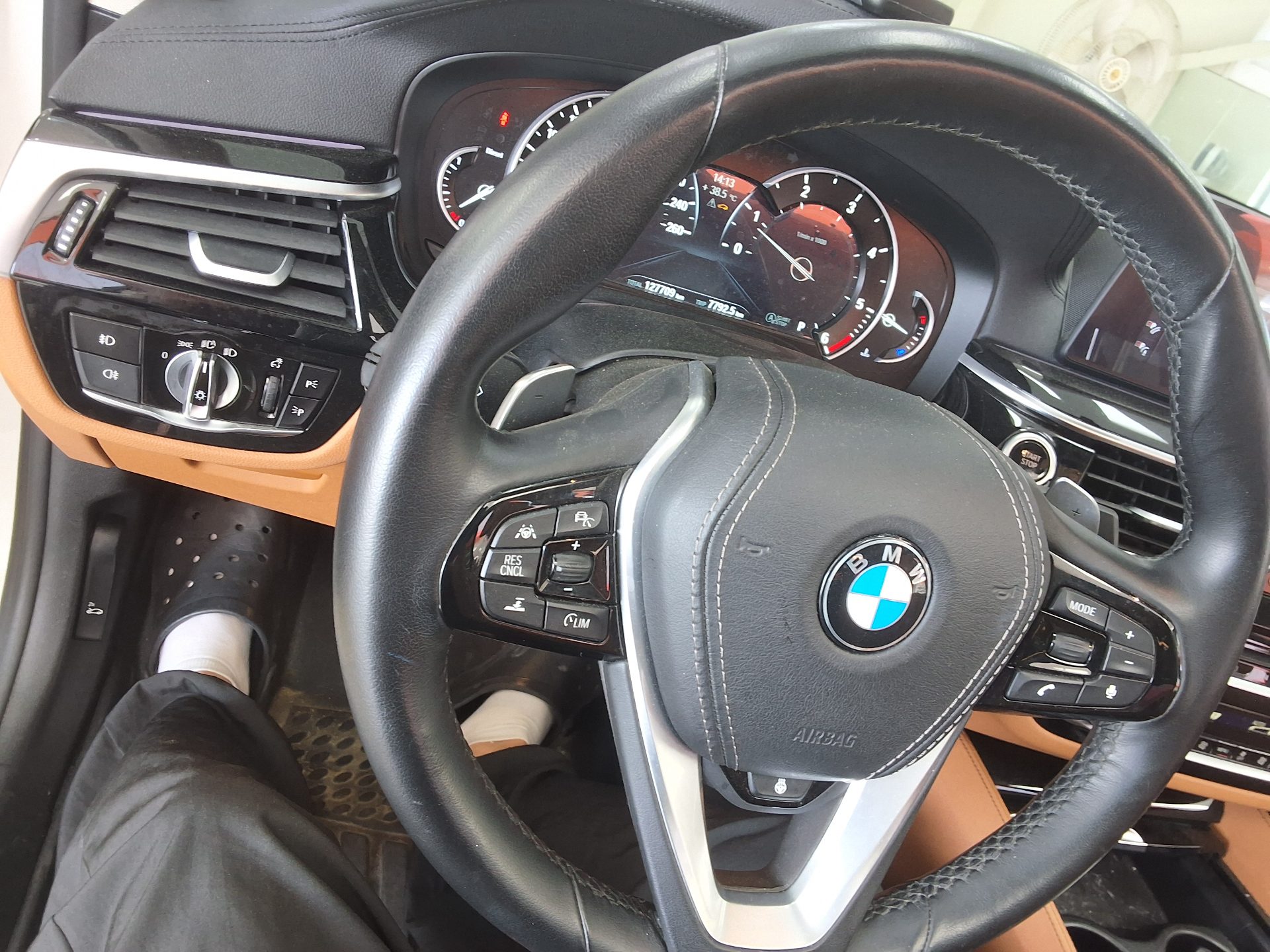 بي إم دبليو 5 Series (7Th Gen) 520D لكجري Line سبيشل 2018 فاخر LINE SPECIAL
