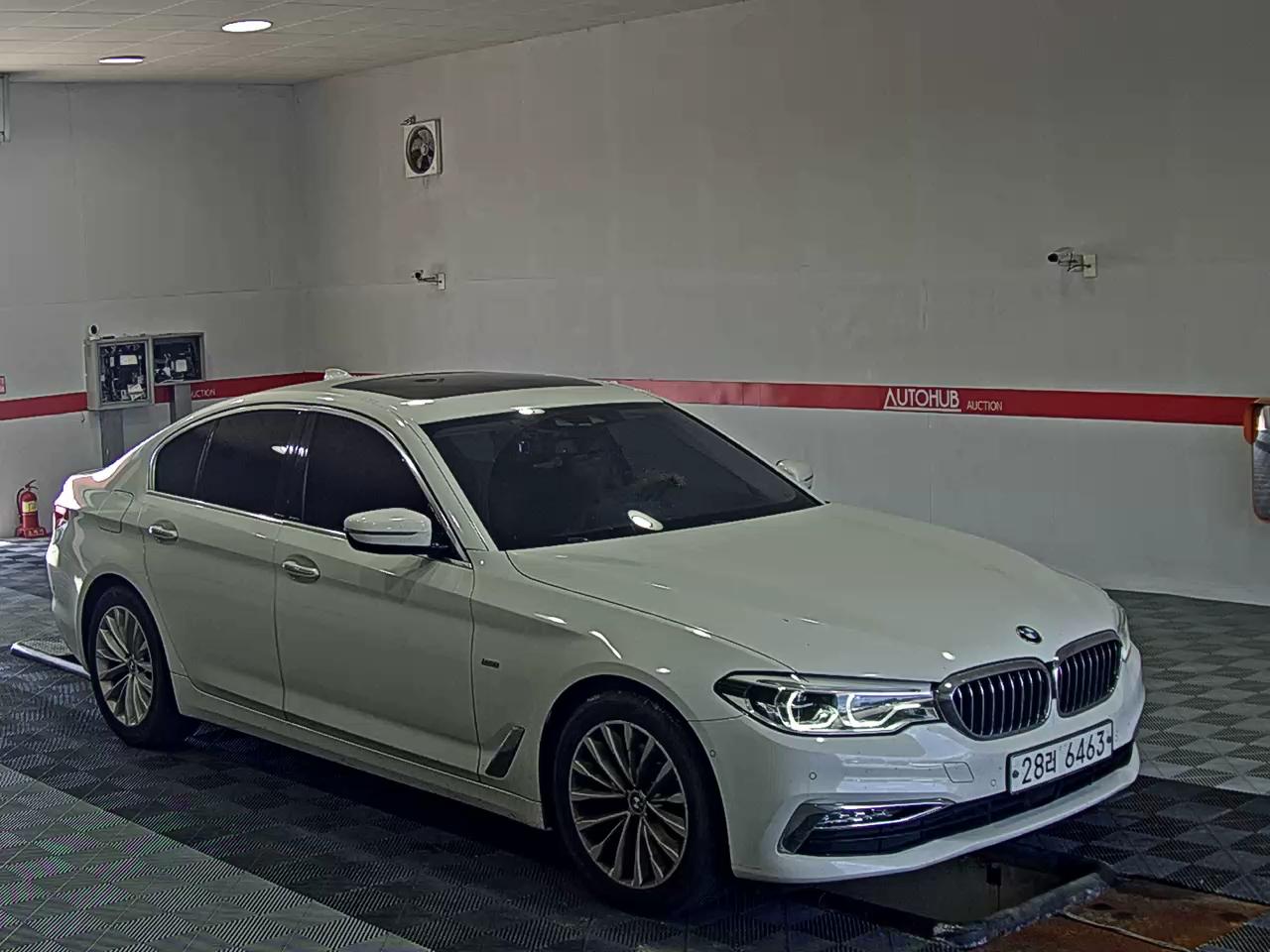 بي إم دبليو 5 Series (7Th Gen) 520D لكجري Line سبيشل 2018 فاخر LINE SPECIAL