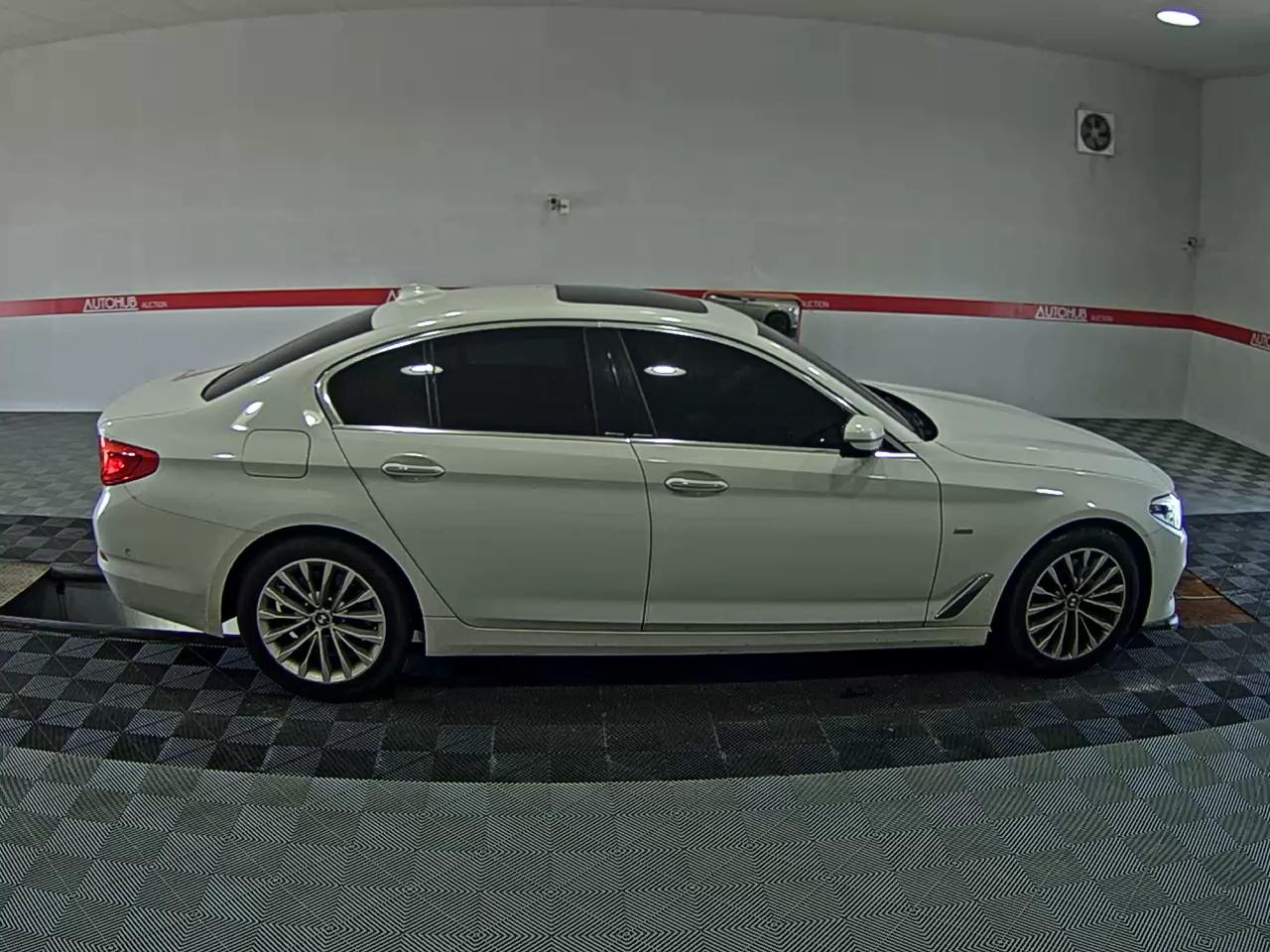 بي إم دبليو 5 Series (7Th Gen) 520D لكجري Line سبيشل 2018 فاخر LINE SPECIAL