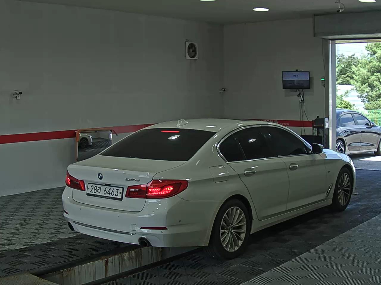 بي إم دبليو 5 Series (7Th Gen) 520D لكجري Line سبيشل 2018 فاخر LINE SPECIAL