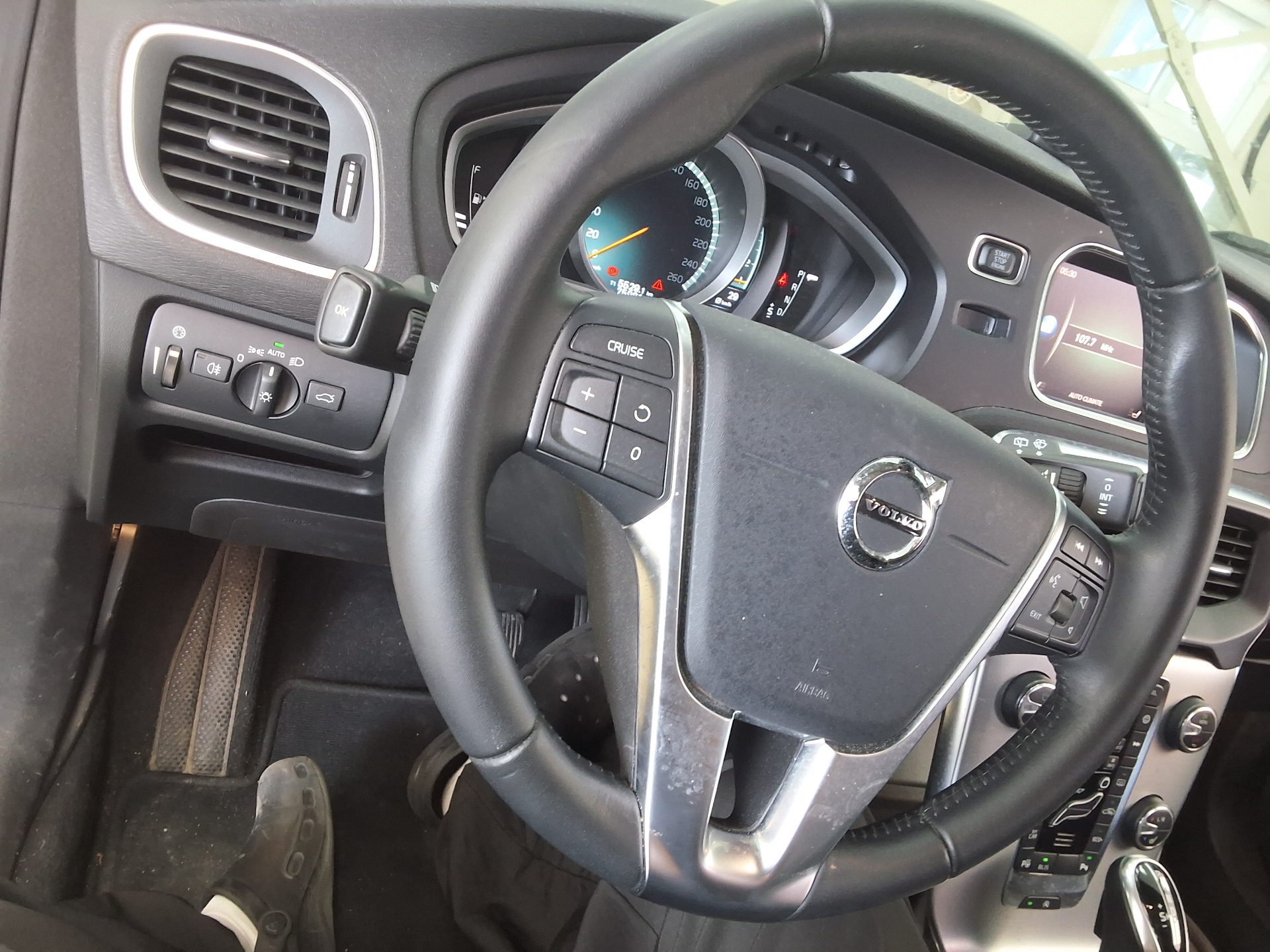 فولفو V40 Cross Country D3 Momentum 2018