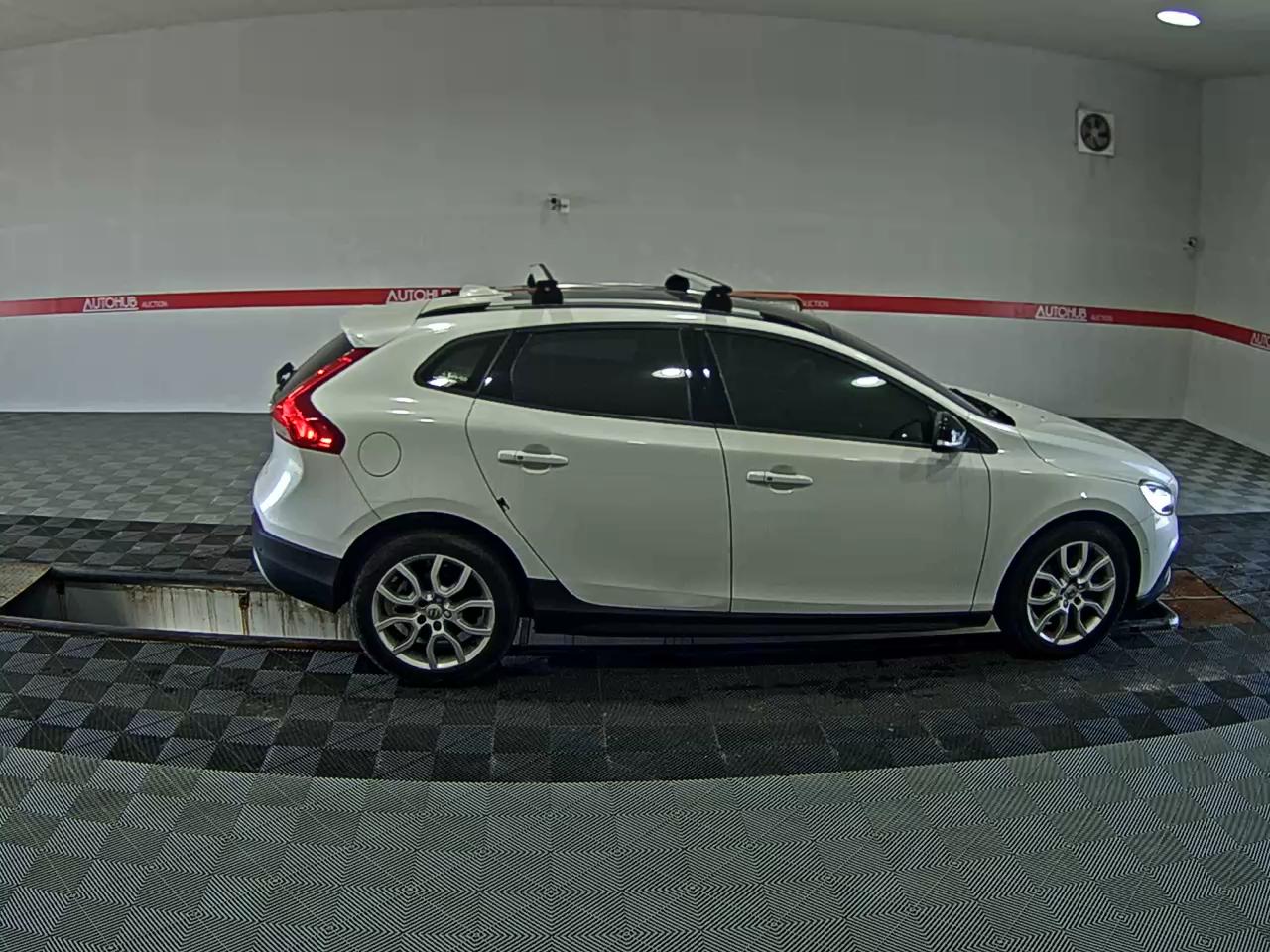 فولفو V40 Cross Country D3 Momentum 2018