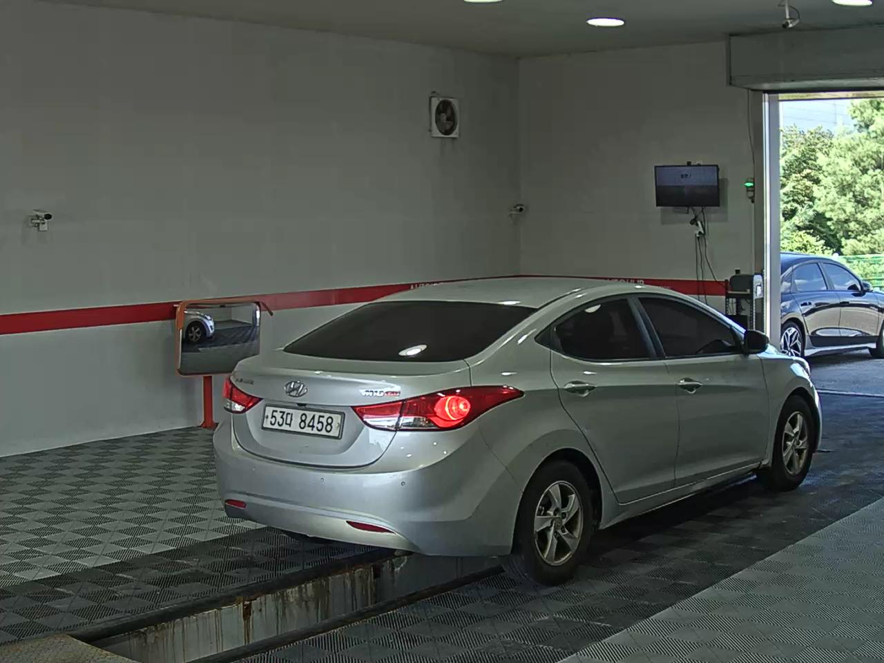 هيونداي أفانتي 2012 M16