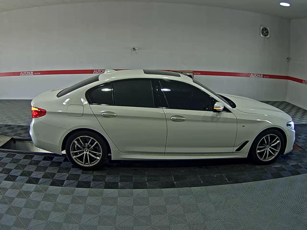 بي إم دبليو 5 Series (7Th Gen) 520D إكس درايف M Sport Pack 2017 SPORT