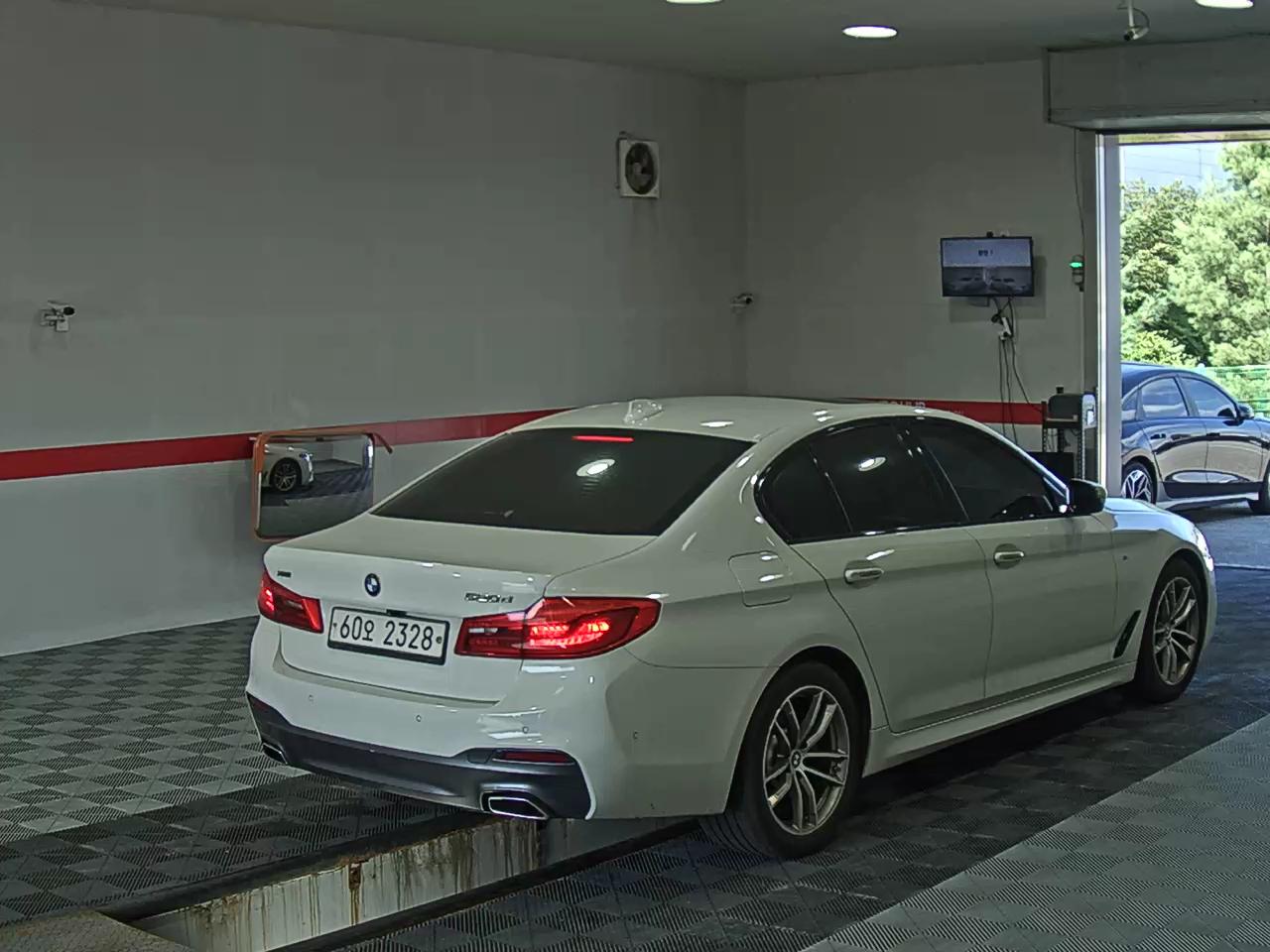 بي إم دبليو 5 Series (7Th Gen) 520D إكس درايف M Sport Pack 2017 SPORT