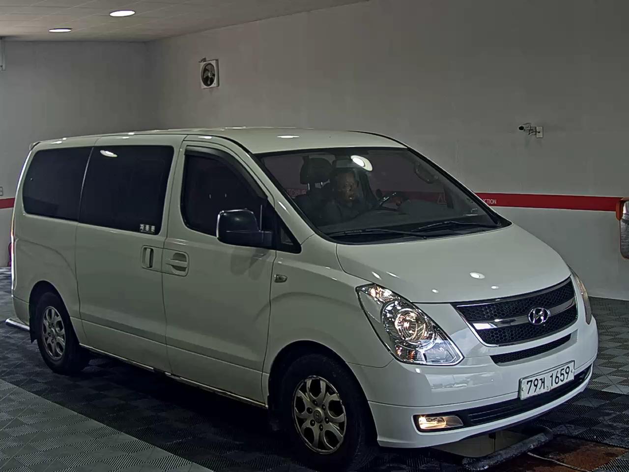 هيونداي جراند ستاركس 12 Seater ديزل Cvx لكجري 2011 فاخر