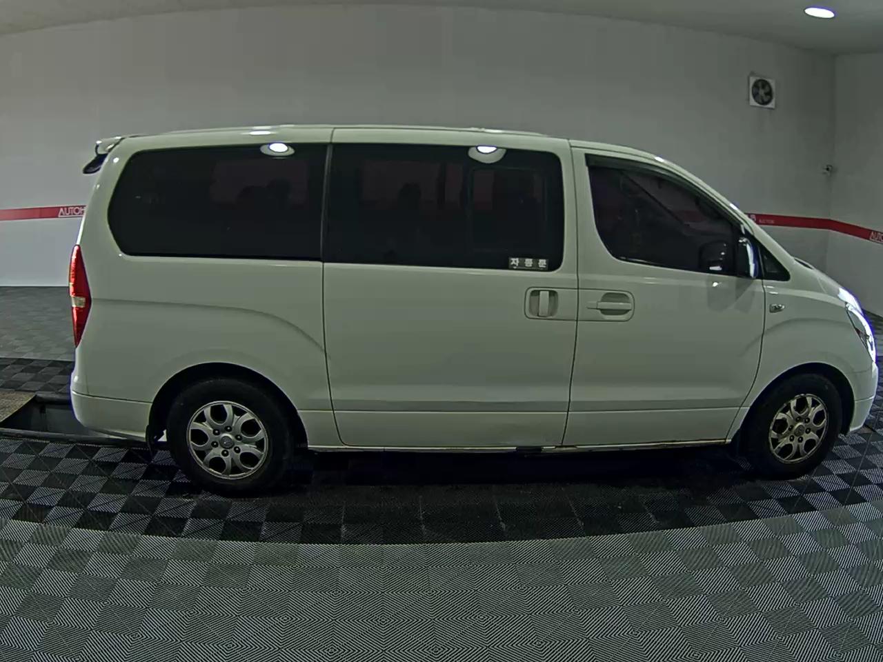 هيونداي جراند ستاركس 12 Seater ديزل Cvx لكجري 2011 فاخر