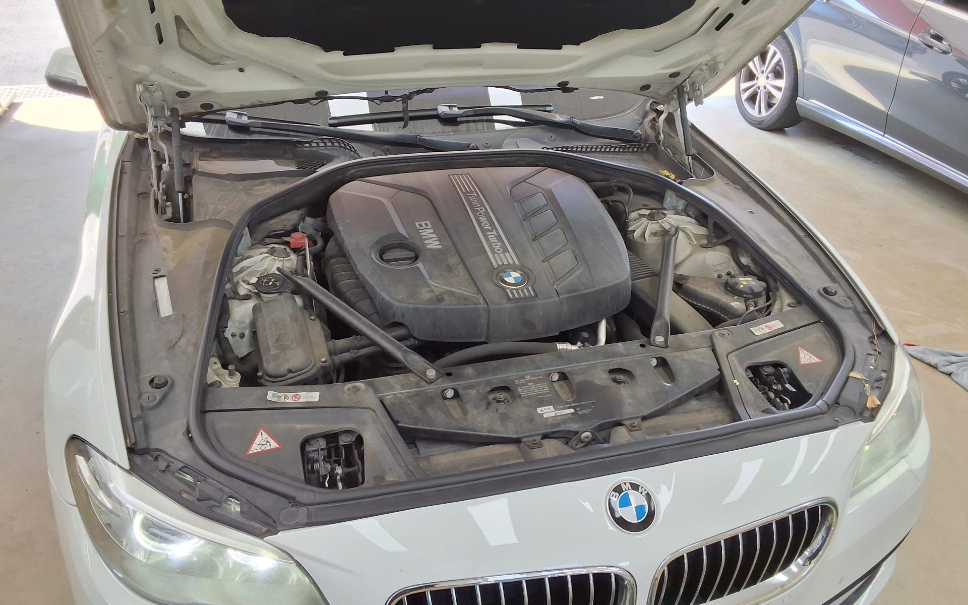 بي إم دبليو 5 Series (6Th Gen) 520D إكس درايف 2014 520d