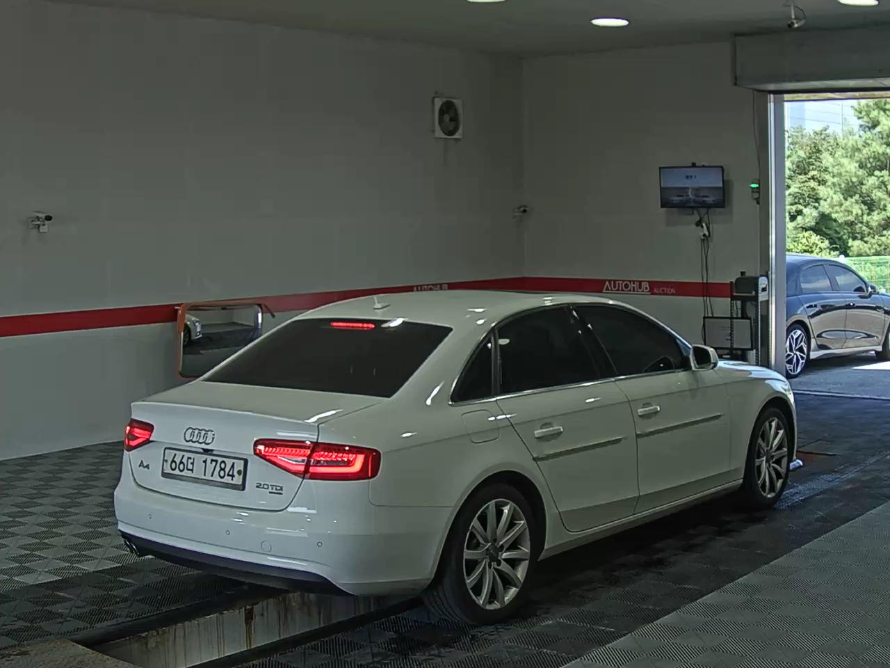 أودي إيه 4 (4Th Gen) 2.0 TDI كواترو Dynamic 2014