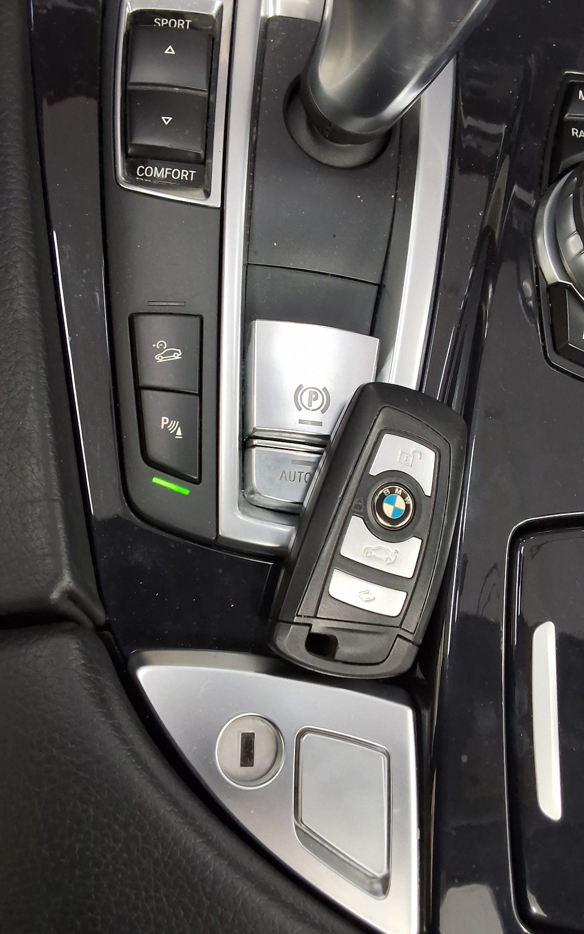 بي إم دبليو 5 Series (6Th Gen) 520D إكس درايف 2015 520d