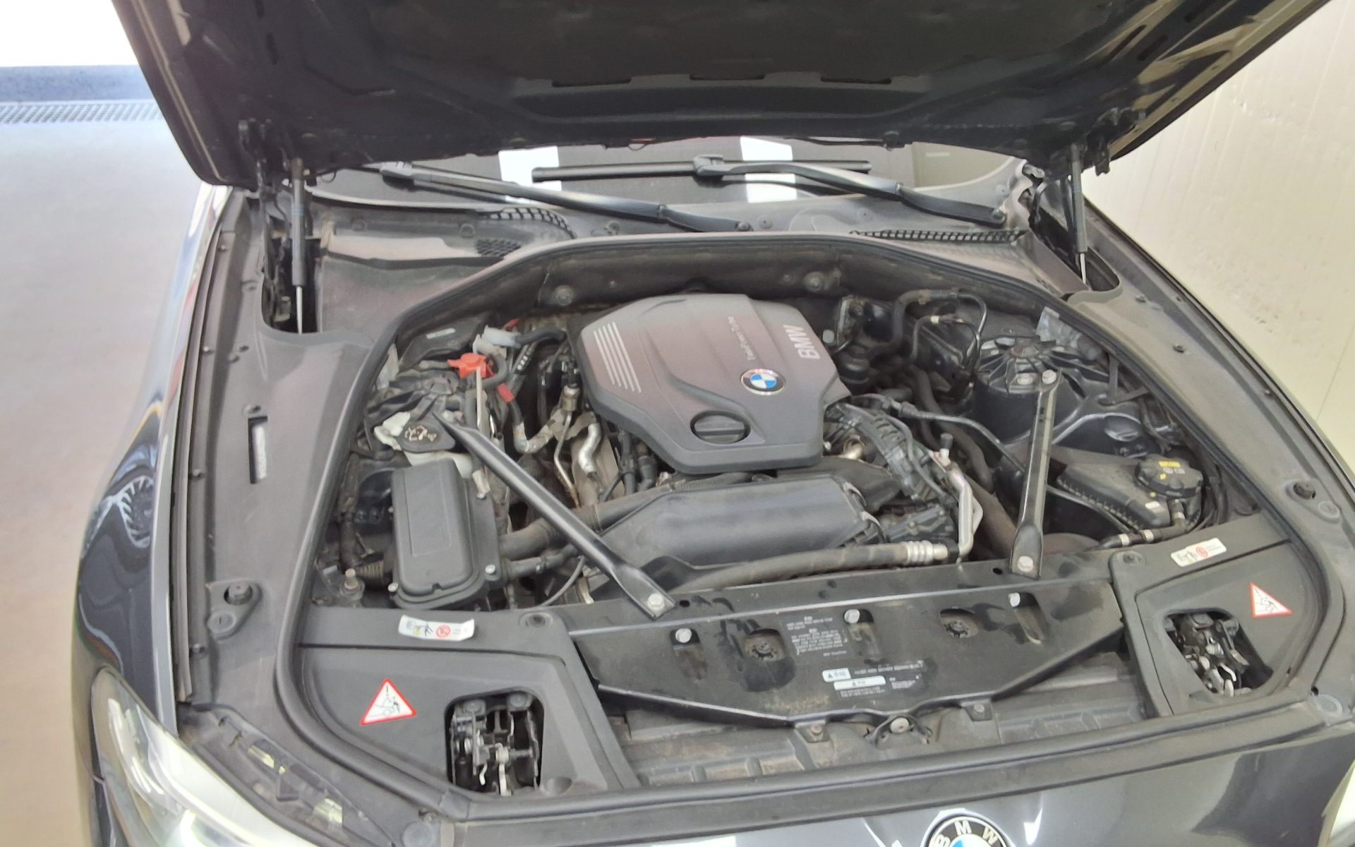 بي إم دبليو 5 Series (6Th Gen) 520D إكس درايف 2015 520d