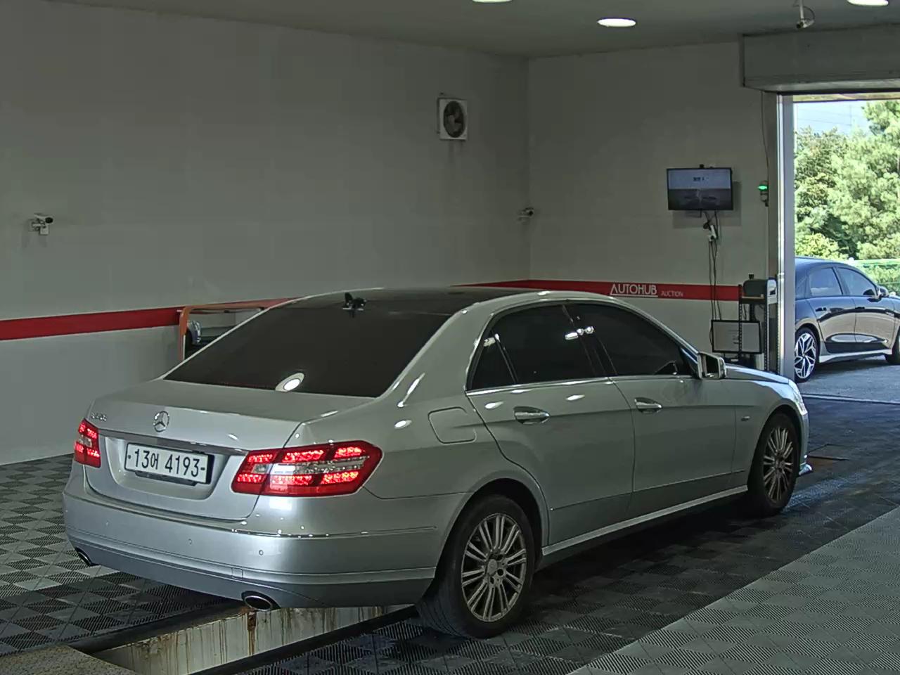 مرسيدس بنز E Class (4Th Gen) E300 Elegance 2012 E300