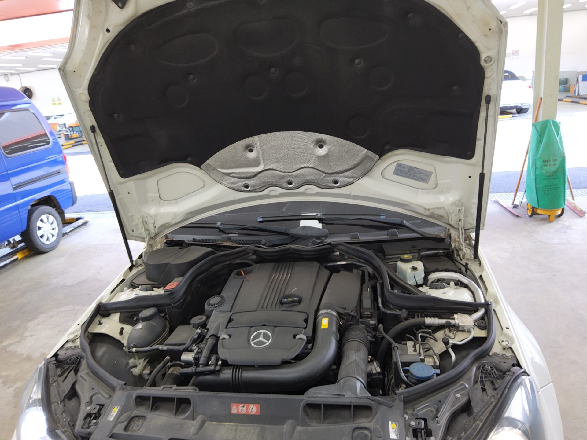 مرسيدس بنز C Class (3Rd Gen) C200 Blue Efficiency Avantgarde 2012 C200