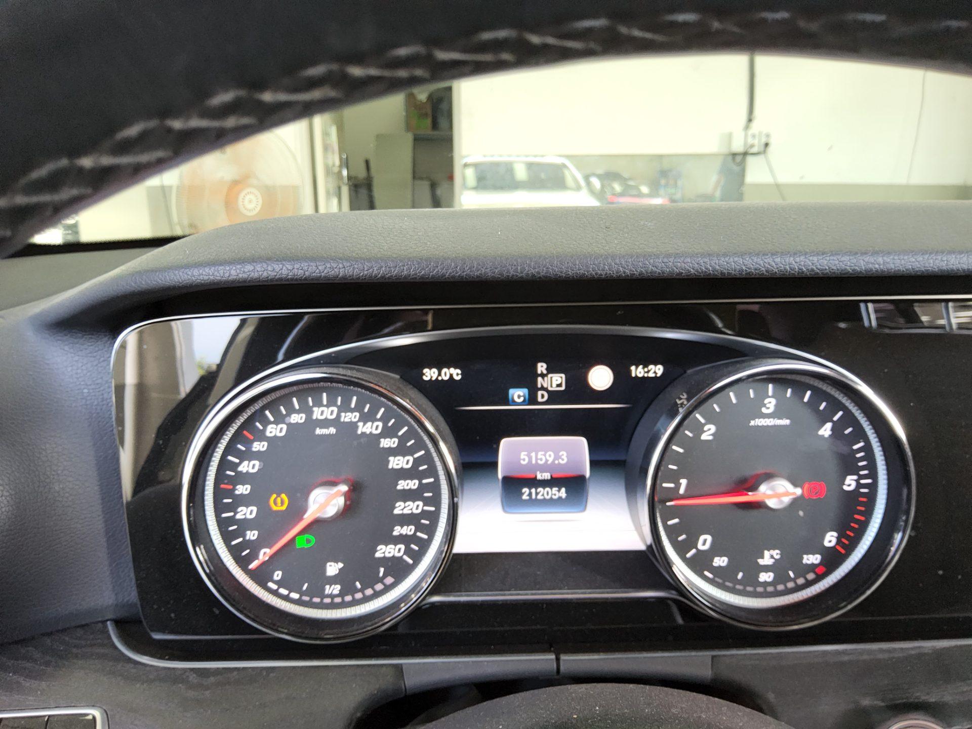 مرسيدس بنز E Class (5Th Gen) E220D Avantgarde 2018 E220d