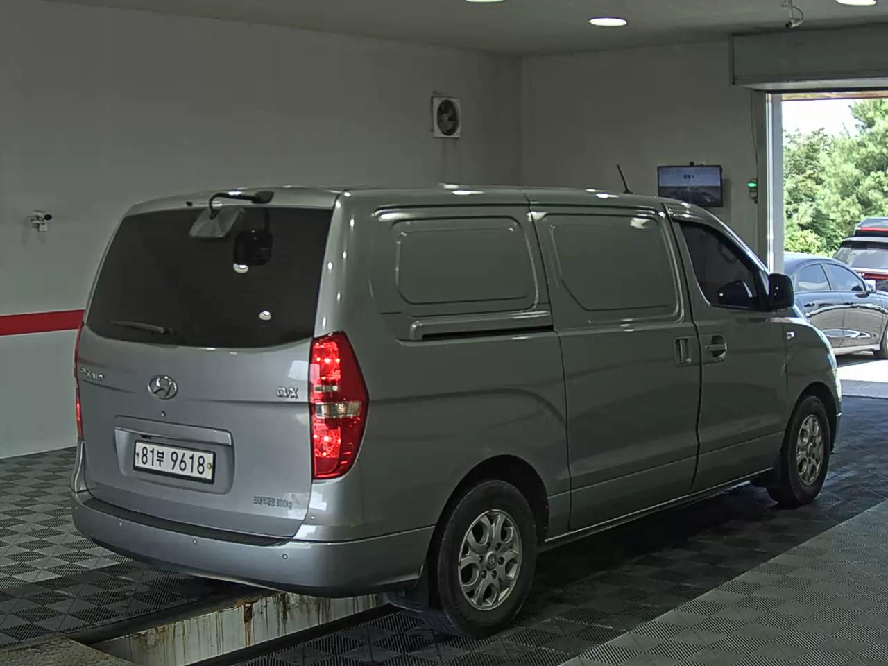 هيونداي جراند ستاركس 3 Seater ديزل فان Cvx ديلوكس 2013 VAN