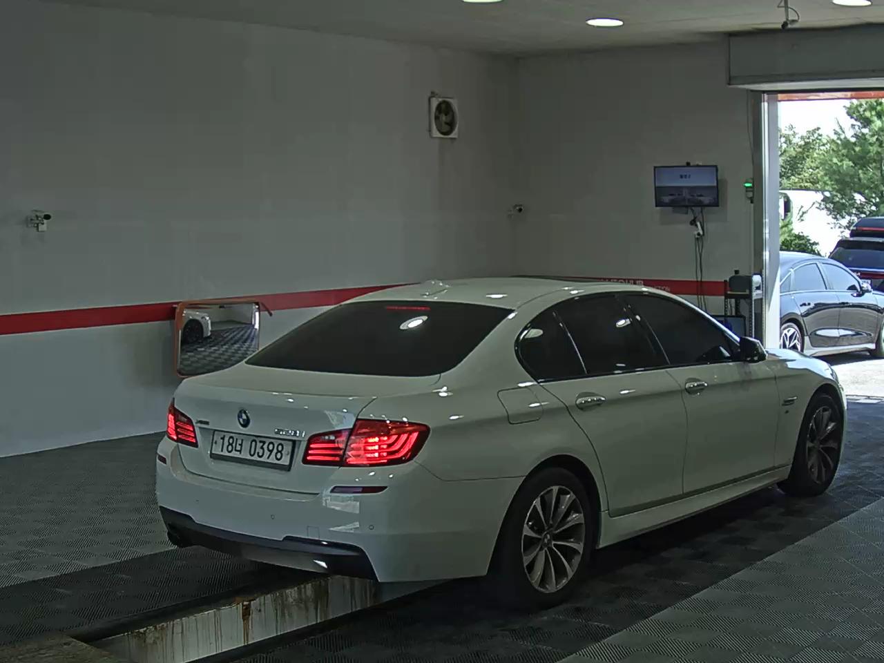 بي إم دبليو 5 Series (6Th Gen) 528I إكس درايف M Aerodynamic 2016 528i