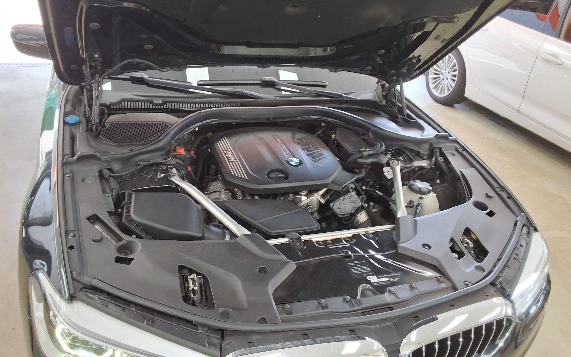 بي إم دبليو 5 Series (7Th Gen) 520D لكجري Line بلس 2020 فاخر LINE PLUS