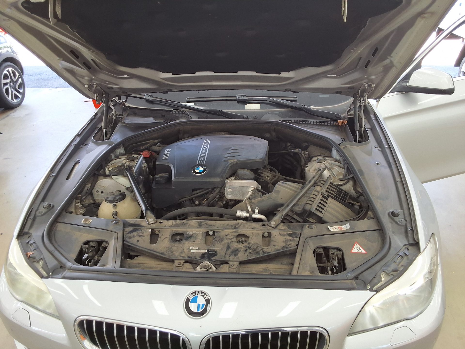بي إم دبليو 5 Series (6Th Gen) 528I 2013 528i