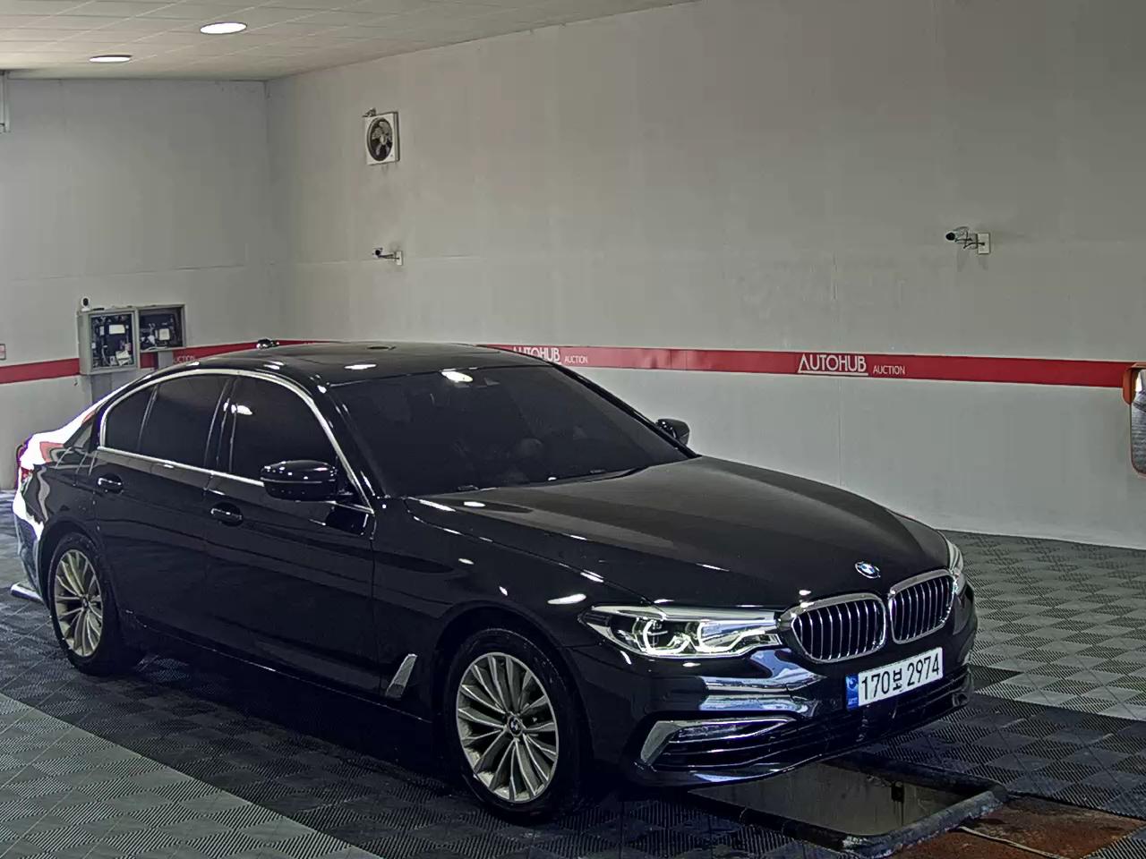 بي إم دبليو 5 Series (7Th Gen) 520D لكجري Line بلس 2020 فاخر LINE PLUS