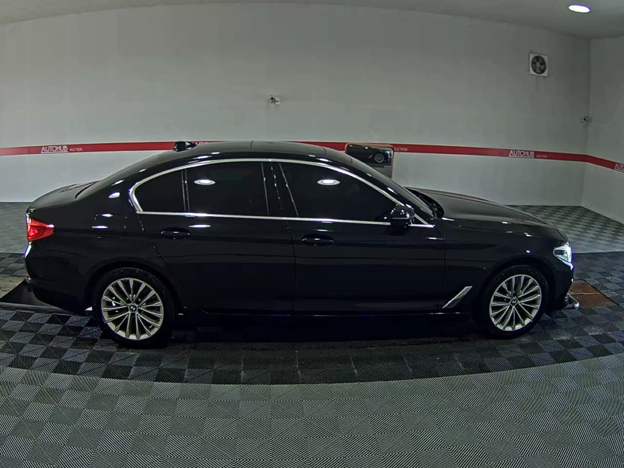 بي إم دبليو 5 Series (7Th Gen) 520D لكجري Line بلس 2020 فاخر LINE PLUS