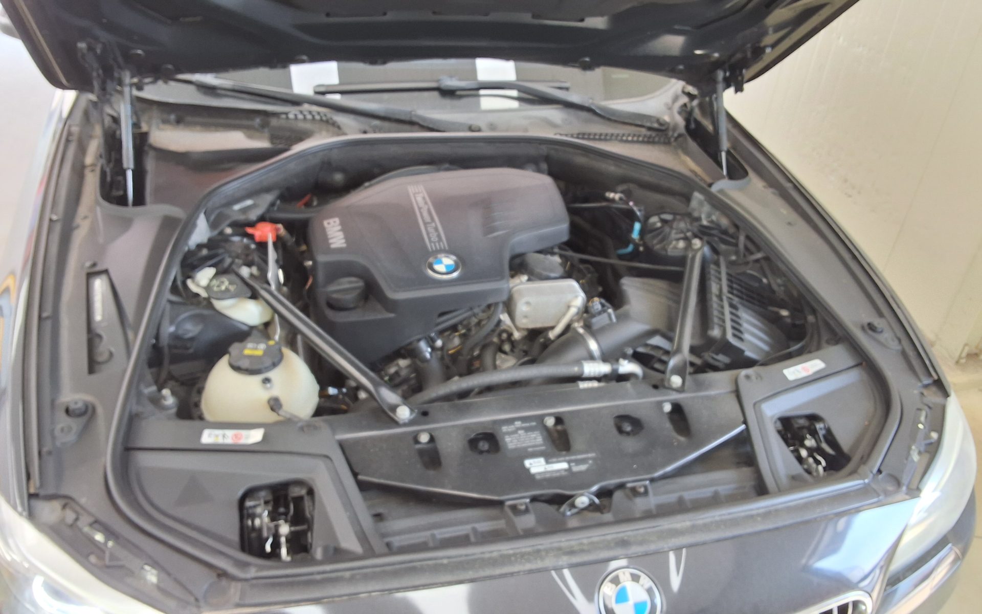 بي إم دبليو 5 Series (6Th Gen) 528I إكس درايف 2015 528i