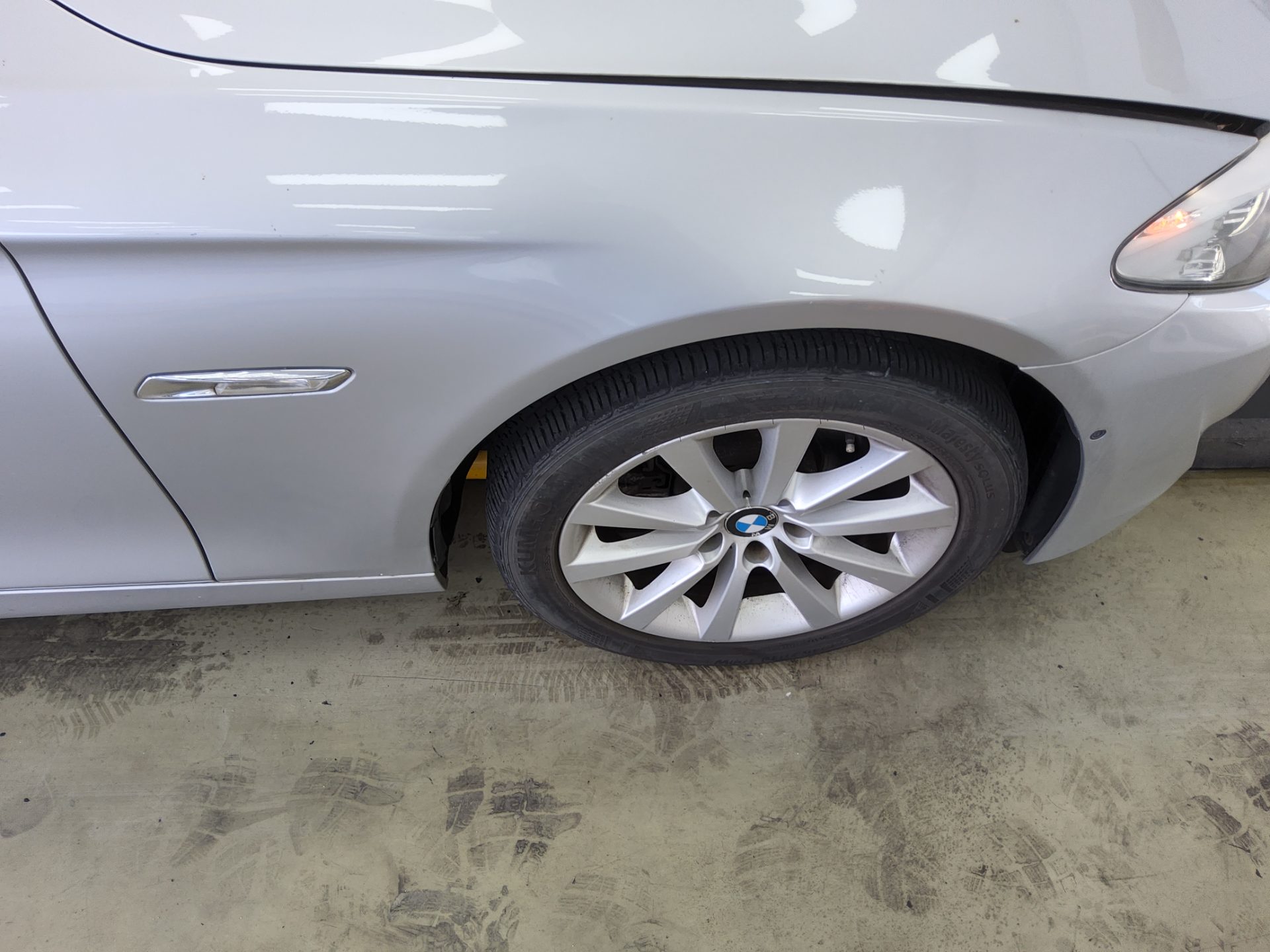 بي إم دبليو 5 Series (6Th Gen) 528I 2011 528i
