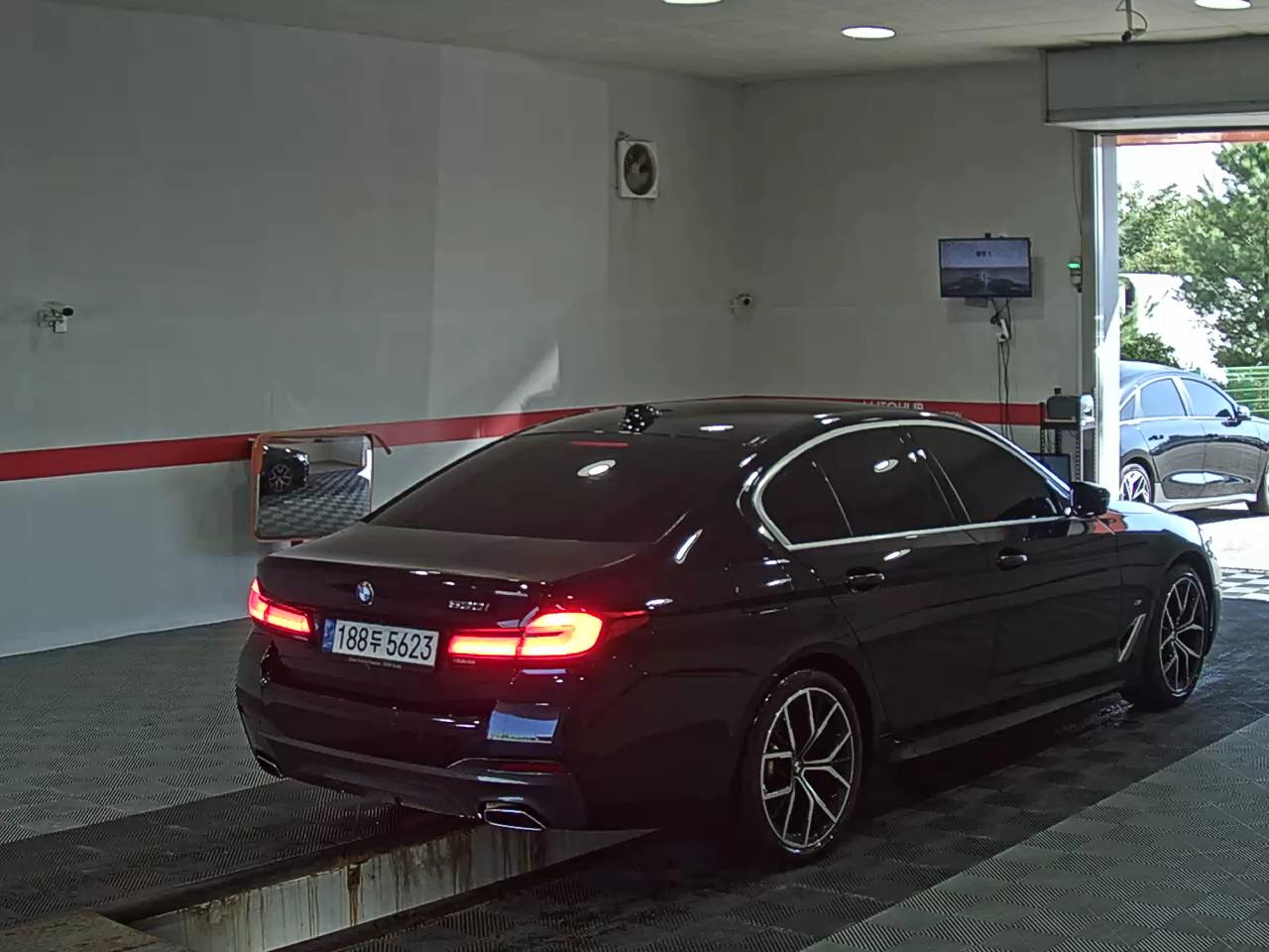 بي إم دبليو 5 Series (7Th Gen) 530I M Sport Pack 2021 SPORT
