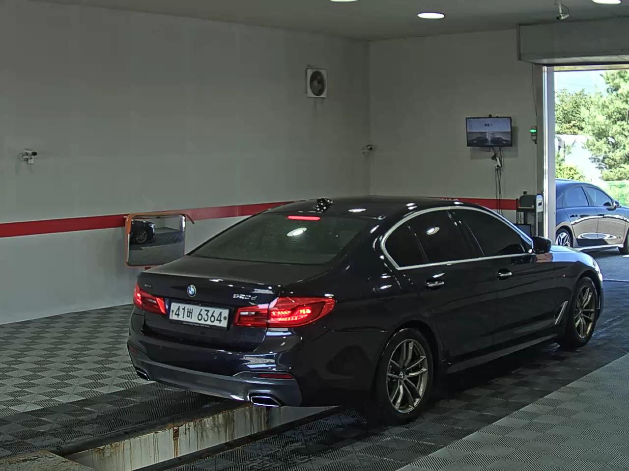 بي إم دبليو 5 Series (7Th Gen) 520D إكس درايف M Sport Pack 2018 SPORT