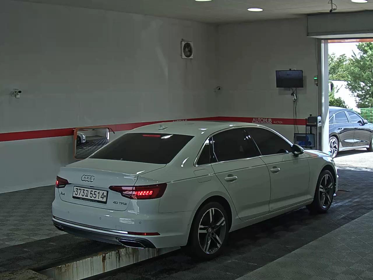 أودي إيه 4 (5Th Gen) 40 Tfsi بريميوم 2019 40 بريميوم