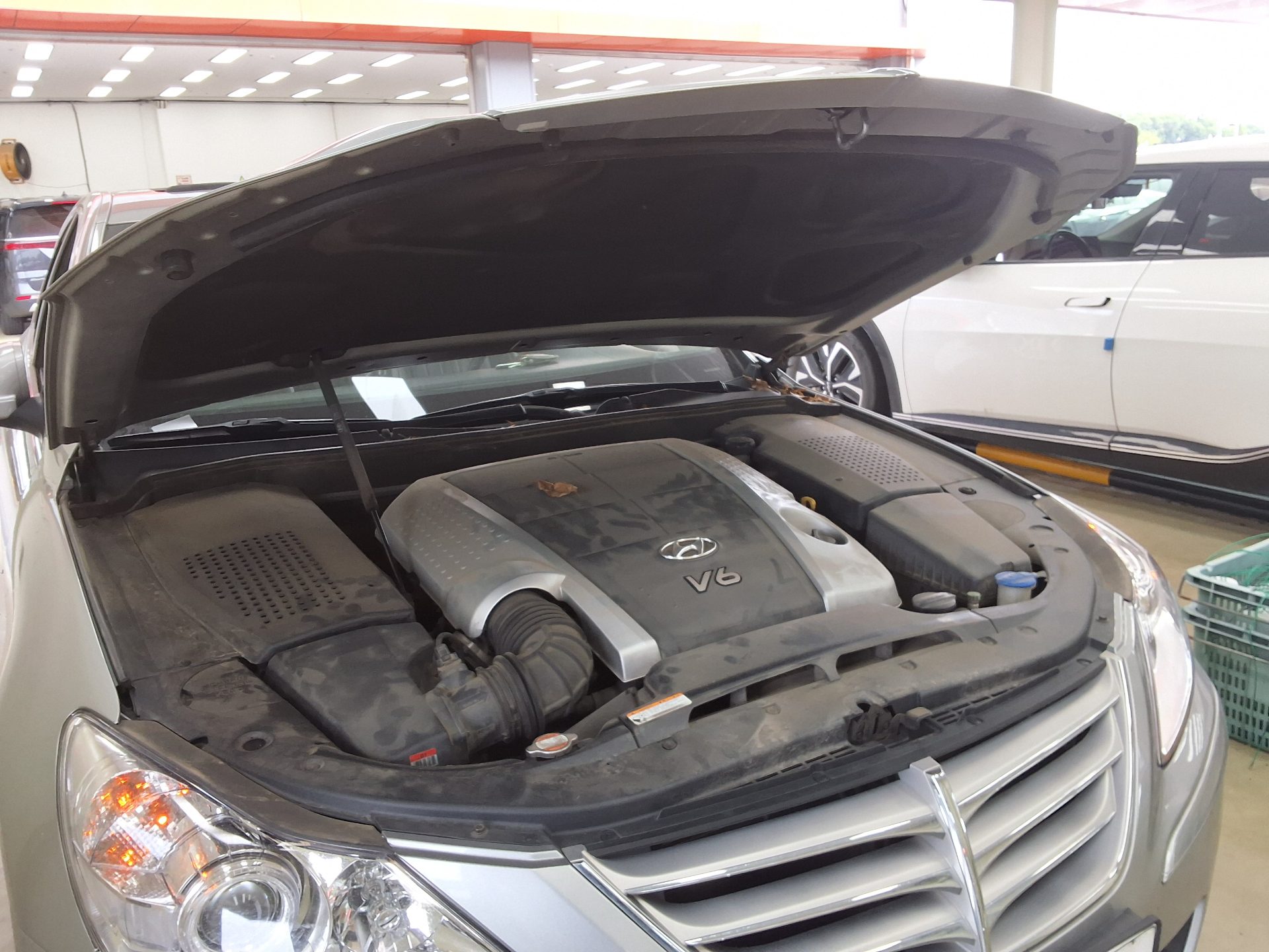 هيونداي جينيسيس Bh 330 لكجري 2010 فاخر