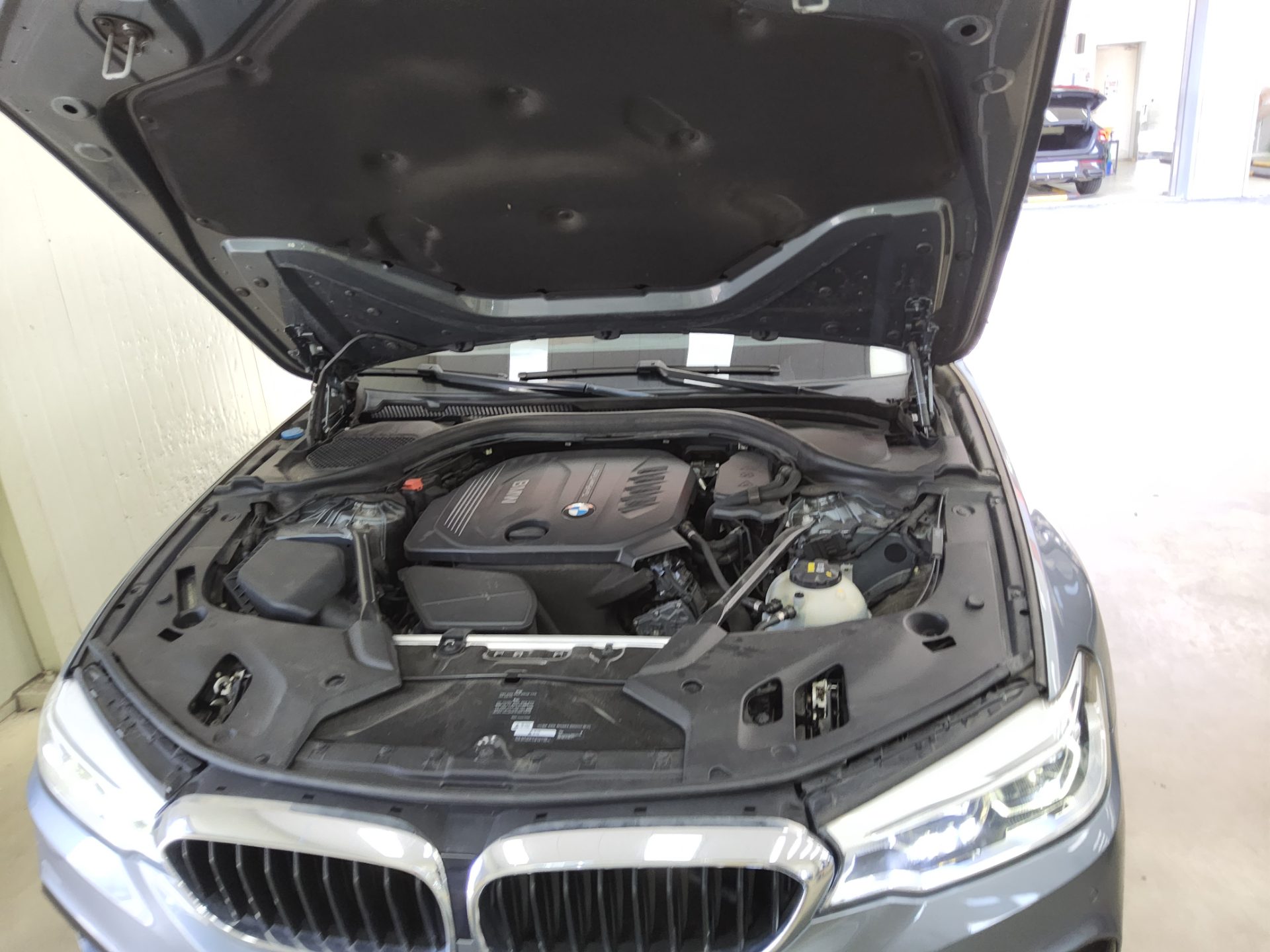 بي إم دبليو 5 Series (7Th Gen) 520D إكس درايف M Sport Pack 2017 SPORT