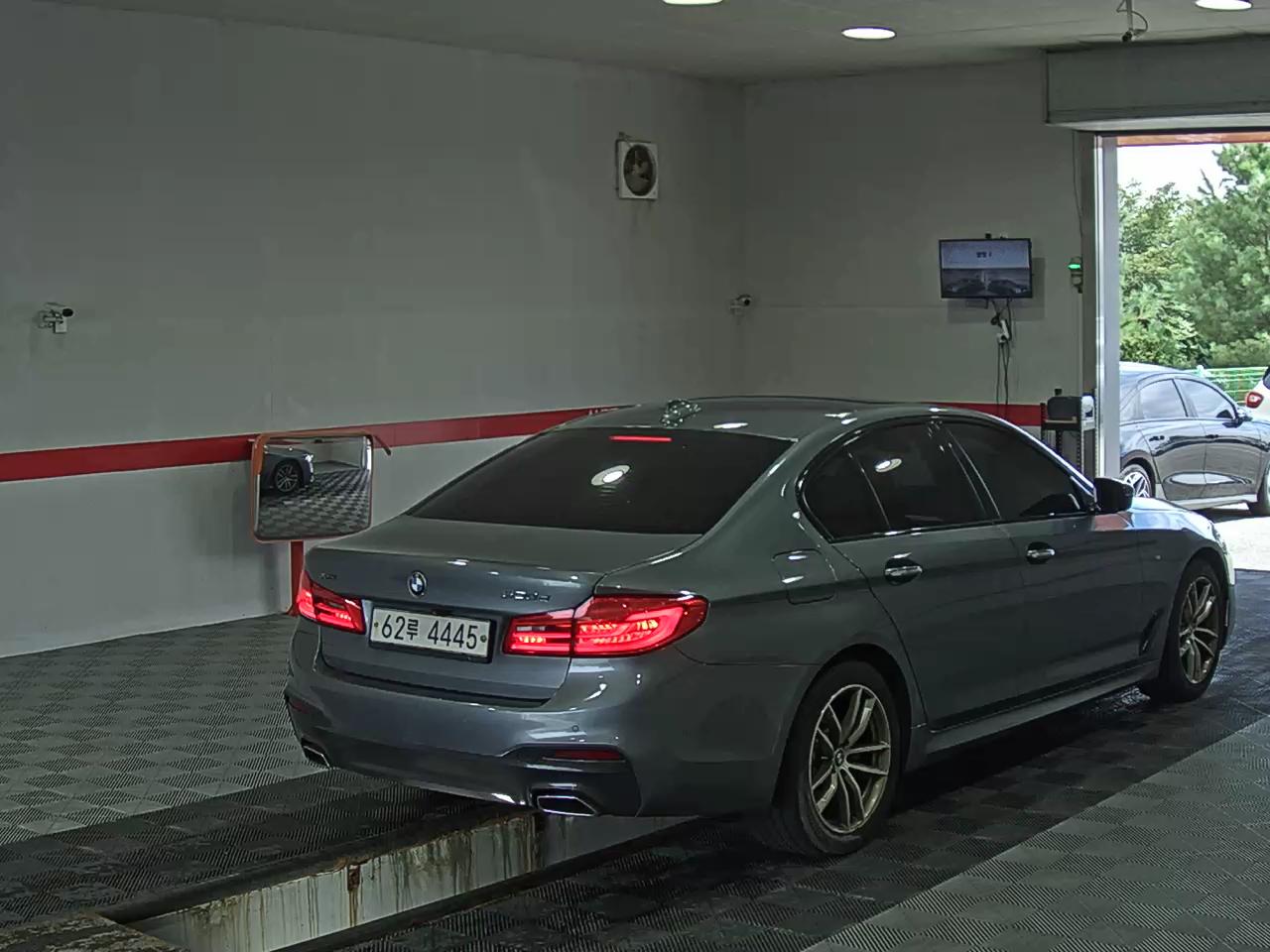 بي إم دبليو 5 Series (7Th Gen) 520D إكس درايف M Sport Pack 2017 SPORT