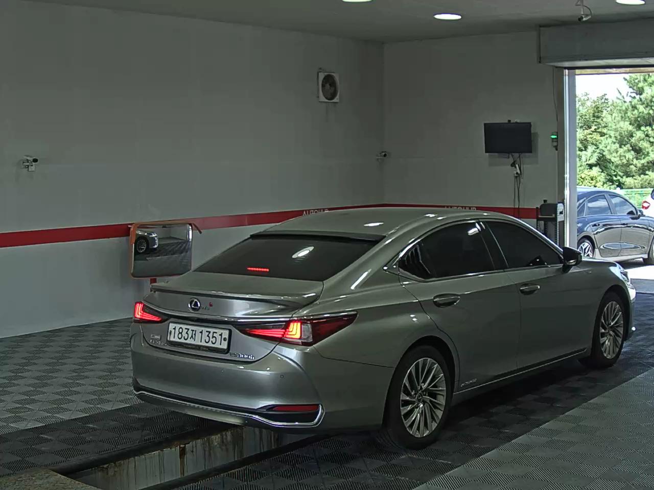لكزس إي إس (7Th Gen) 300H Supreme 2020 300h