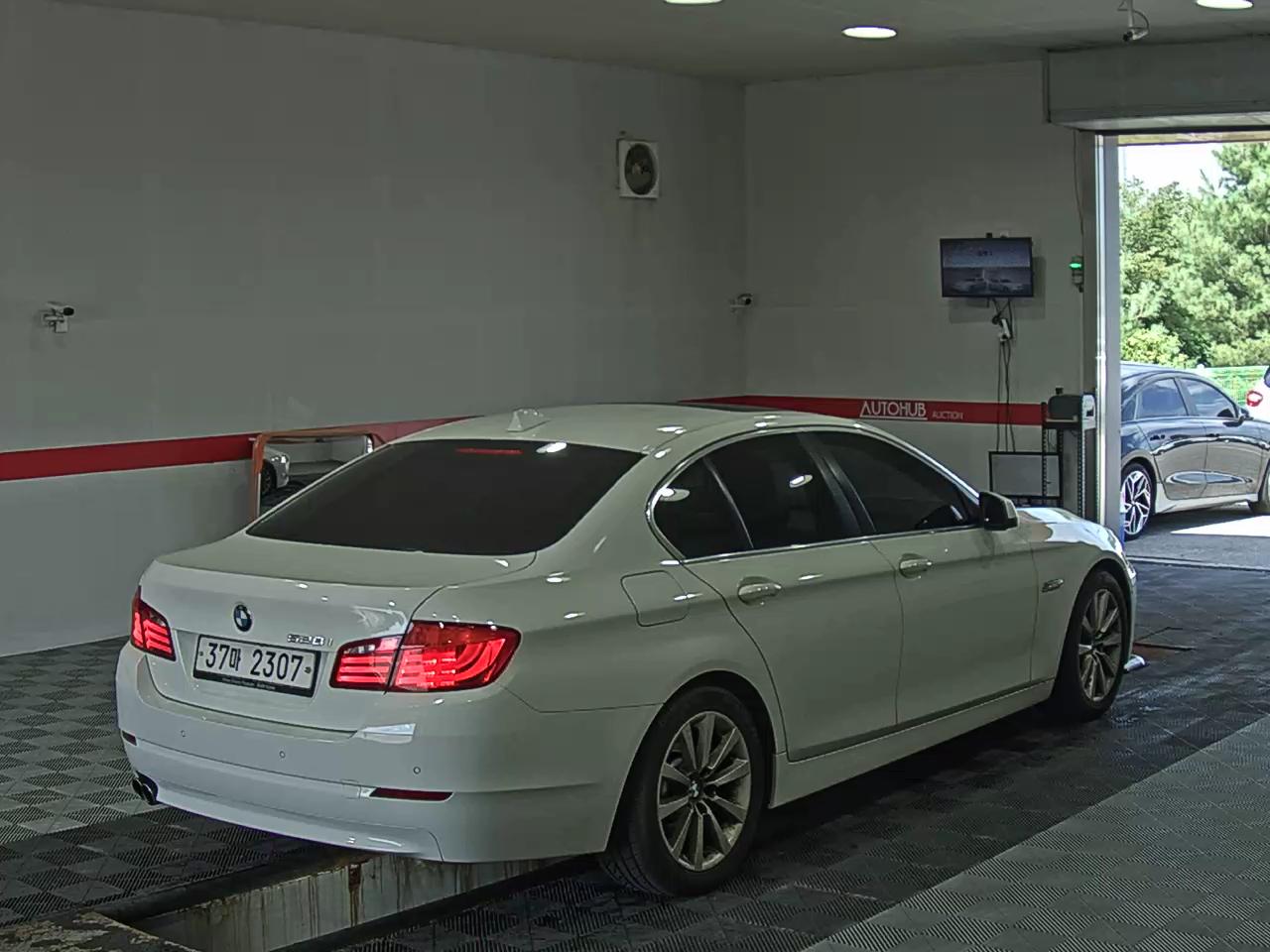 بي إم دبليو 5 Series (6Th Gen) 528I 2011 528i