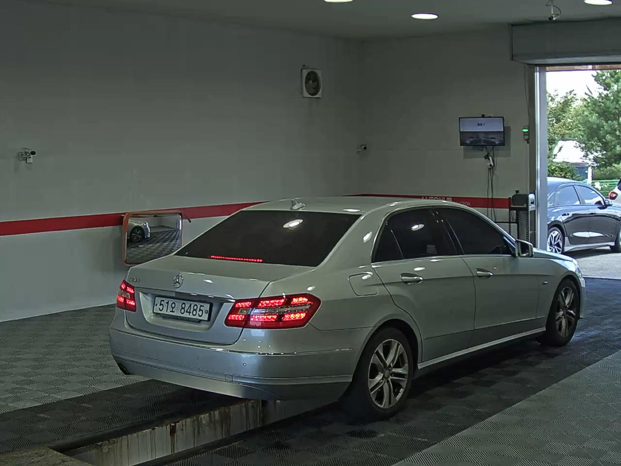 مرسيدس بنز E Class (4Th Gen) E200 Cgi Blueefficiency Avantgarde 2011 E200