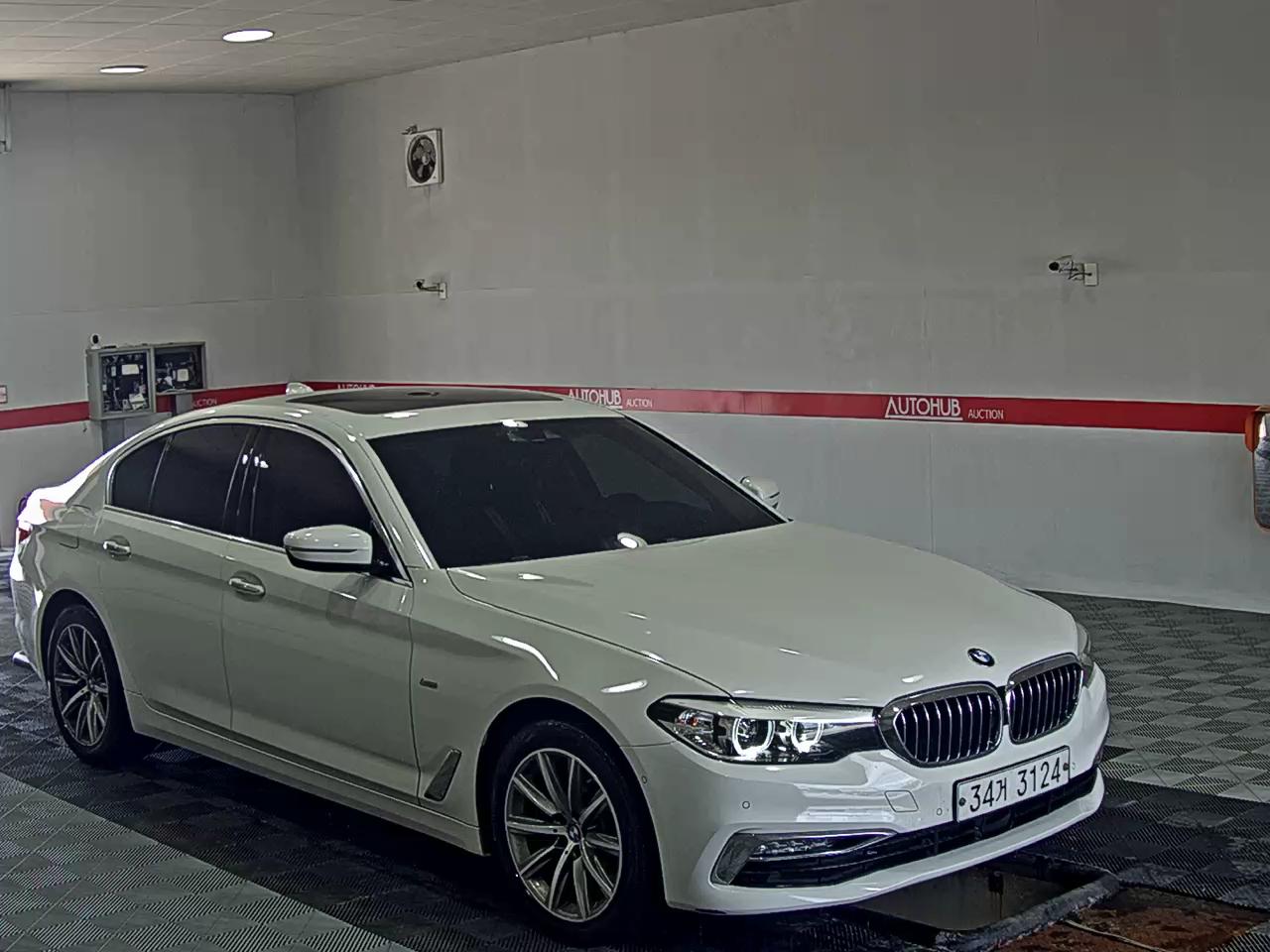 بي إم دبليو 5 Series (7Th Gen) 520I لكجري 2018 فاخر