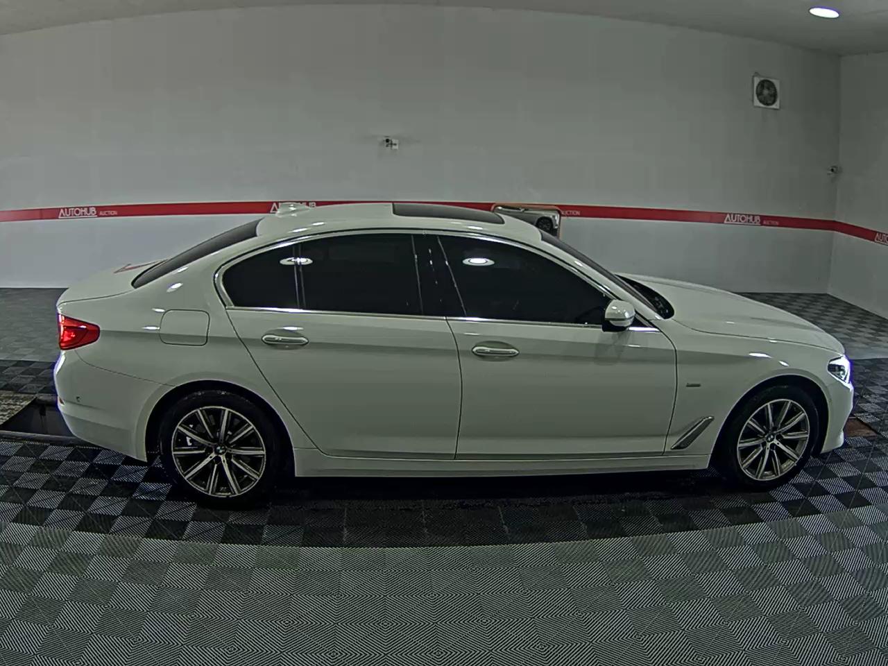 بي إم دبليو 5 Series (7Th Gen) 520I لكجري 2018 فاخر