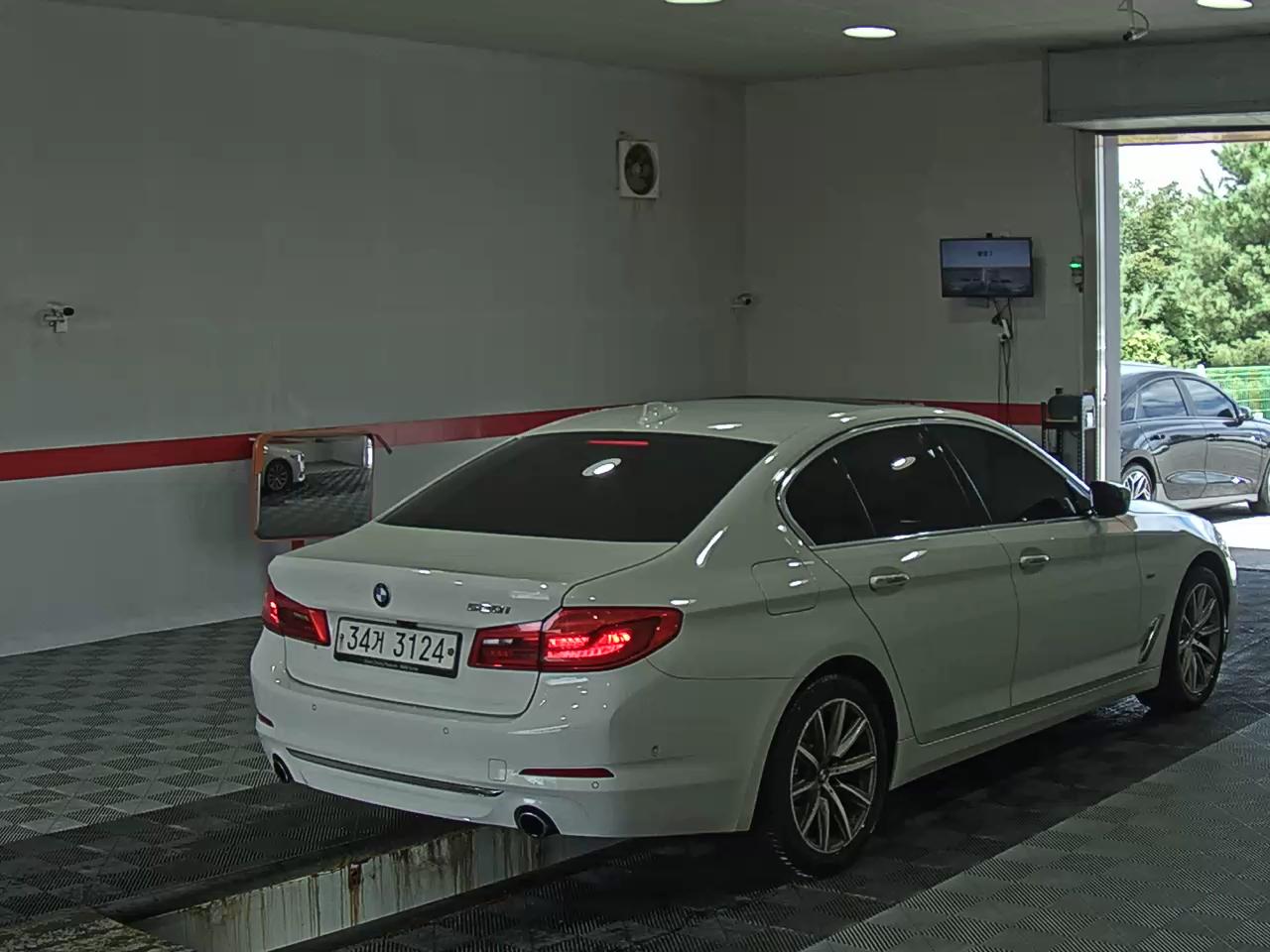 بي إم دبليو 5 Series (7Th Gen) 520I لكجري 2018 فاخر
