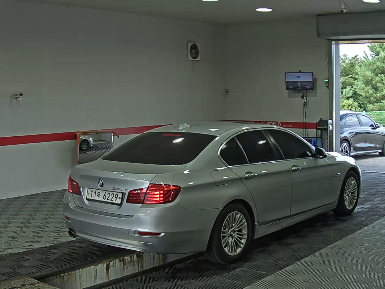 بي إم دبليو 5 Series (6Th Gen) 520D 2015 520d